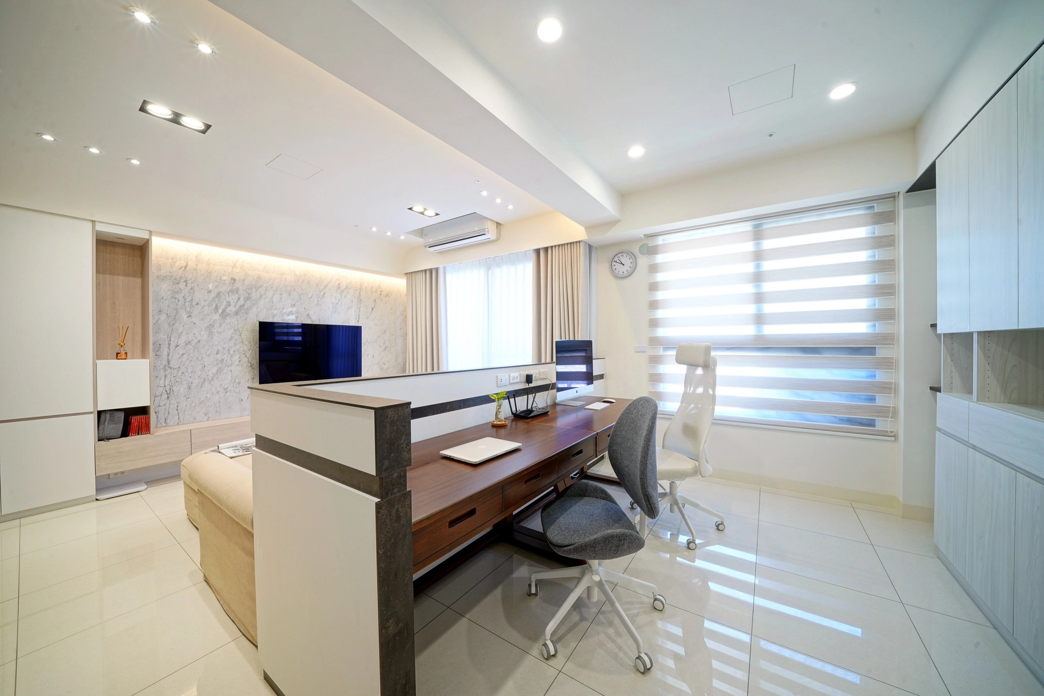 系統櫃巧思書桌融入客廳，餐廳電器櫃懸吊櫃搭LED燈，提升收納機能。