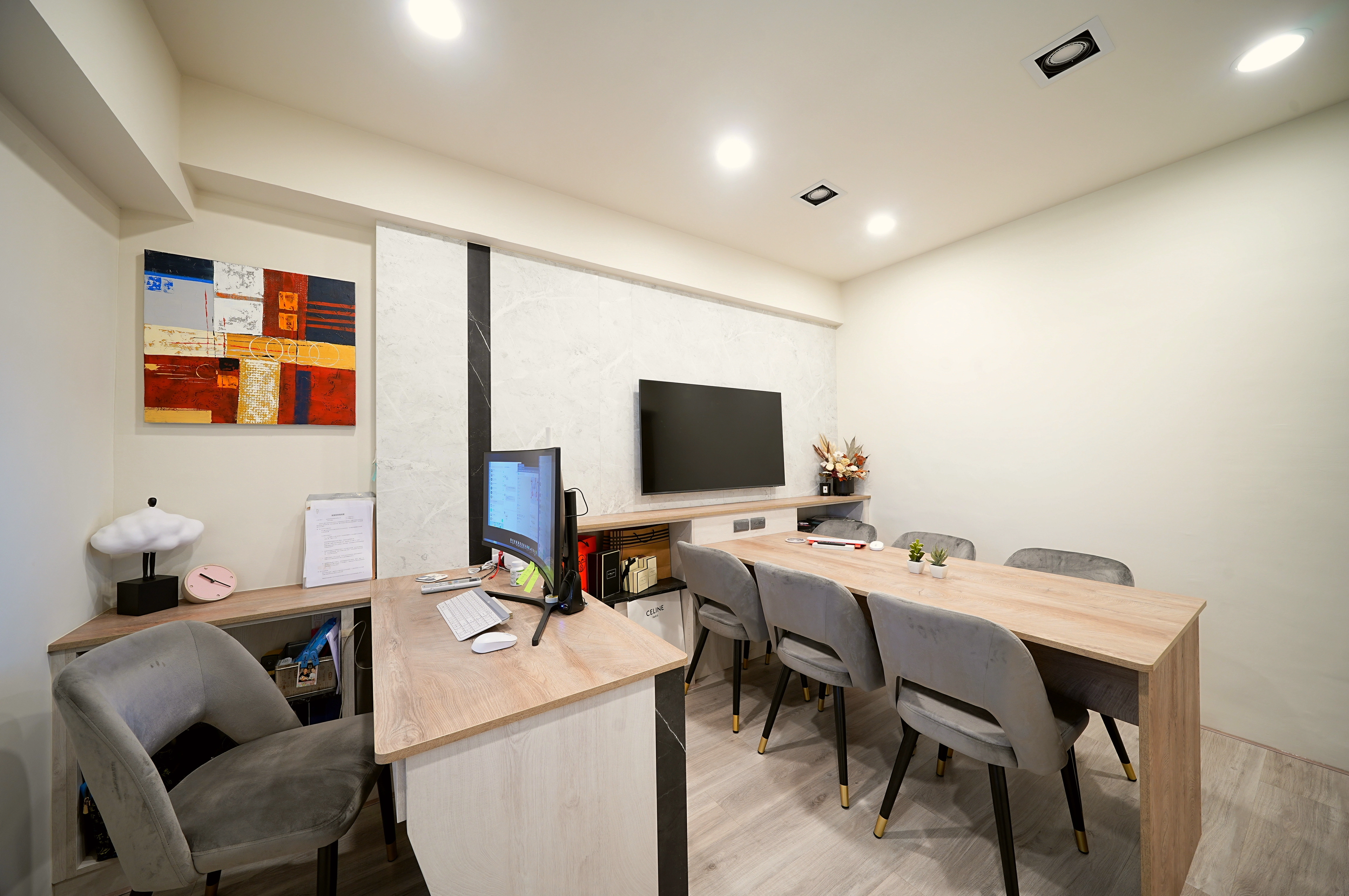 德盈靈活機能佈局，主管室系統會議桌，推拉門片提升空間靈活性。