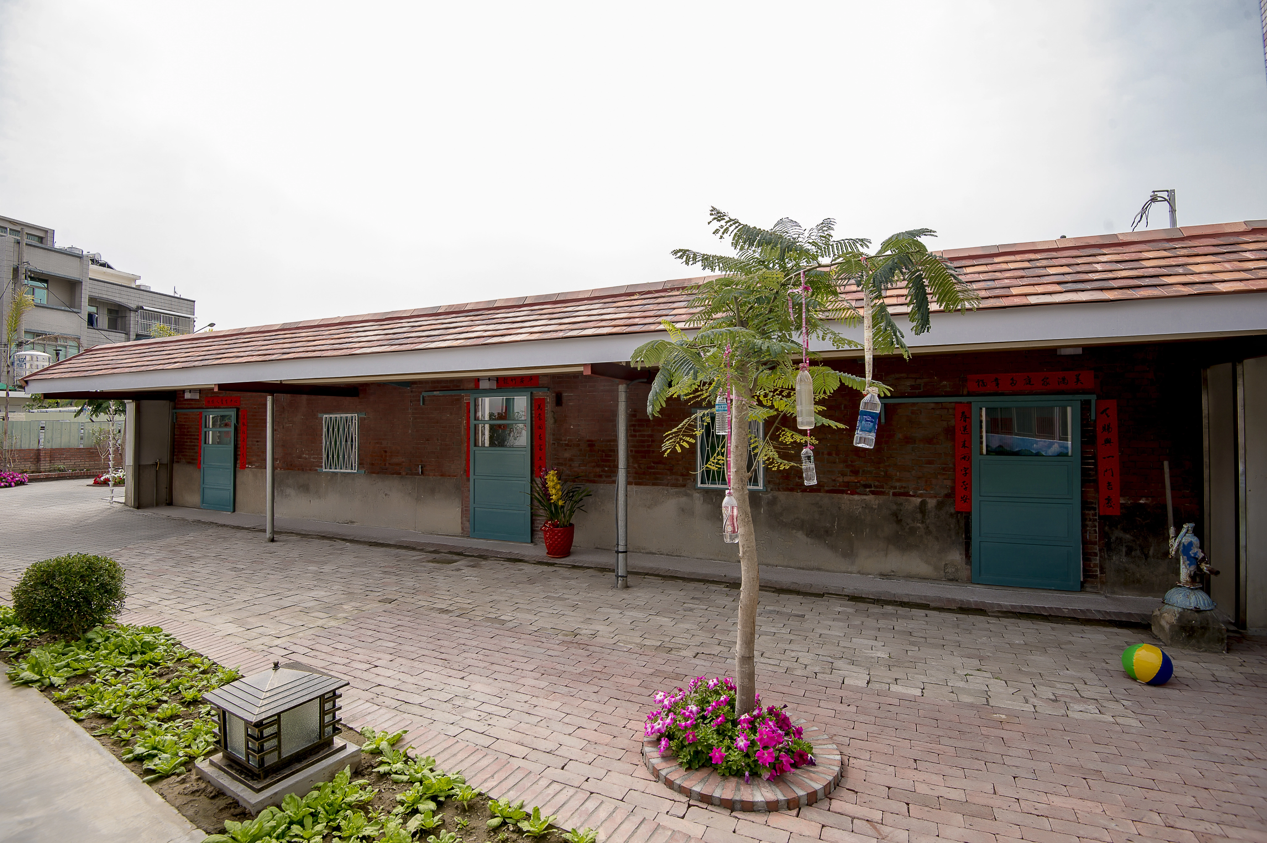 歸仁老屋翻新基礎工程： 拆除天花板重新施作，全面防治白蟻。