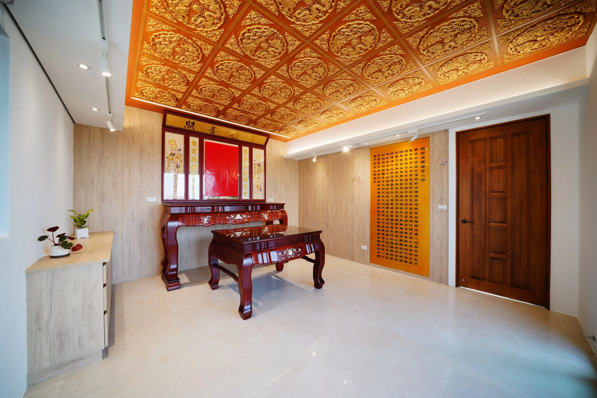 神明廳融合現代風格與莊重氛圍，透過精準尺寸客製化美觀神明櫃。