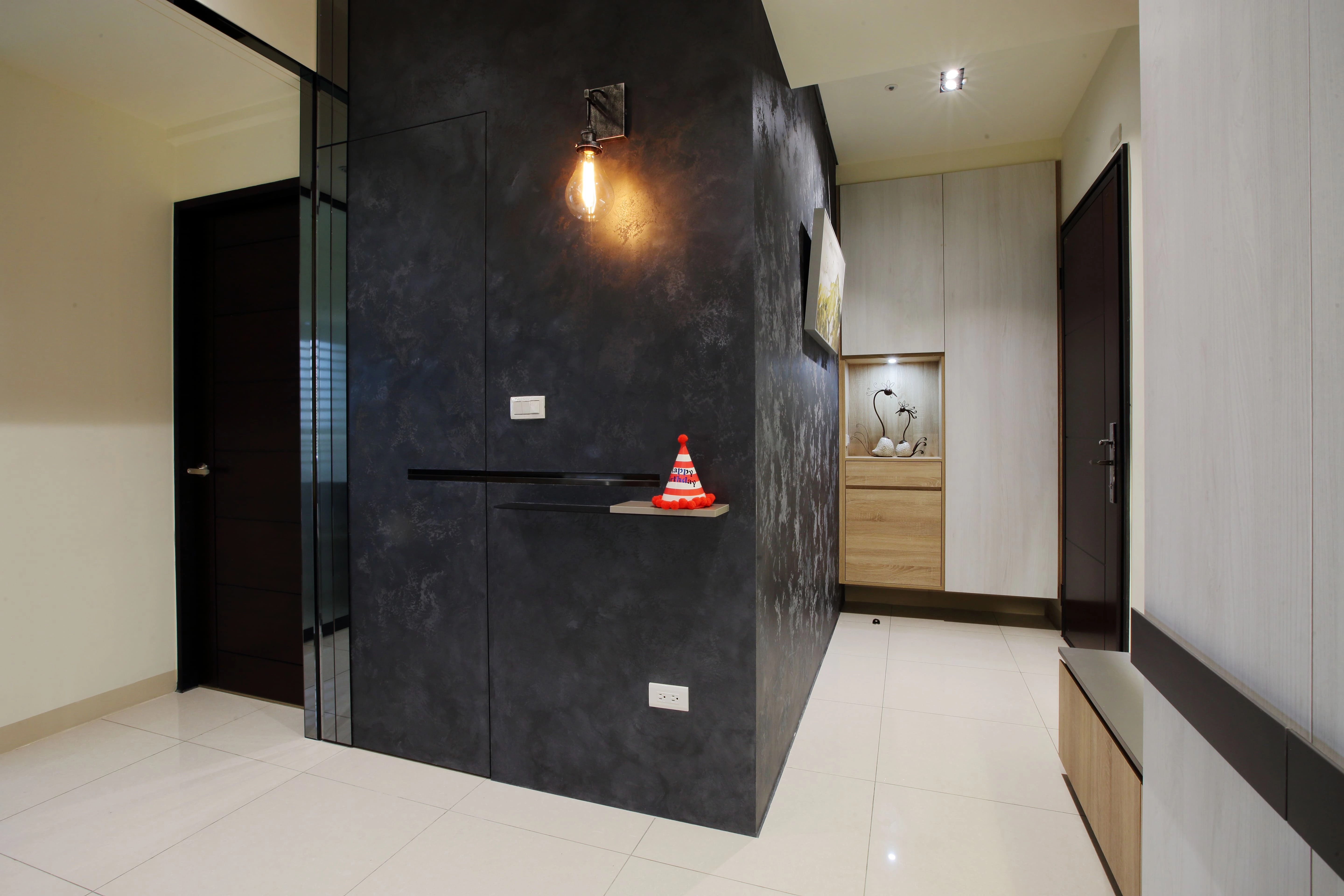 人造石材與黑鐵件碰撞： 異材質完美平衡，構築室內美學場域。