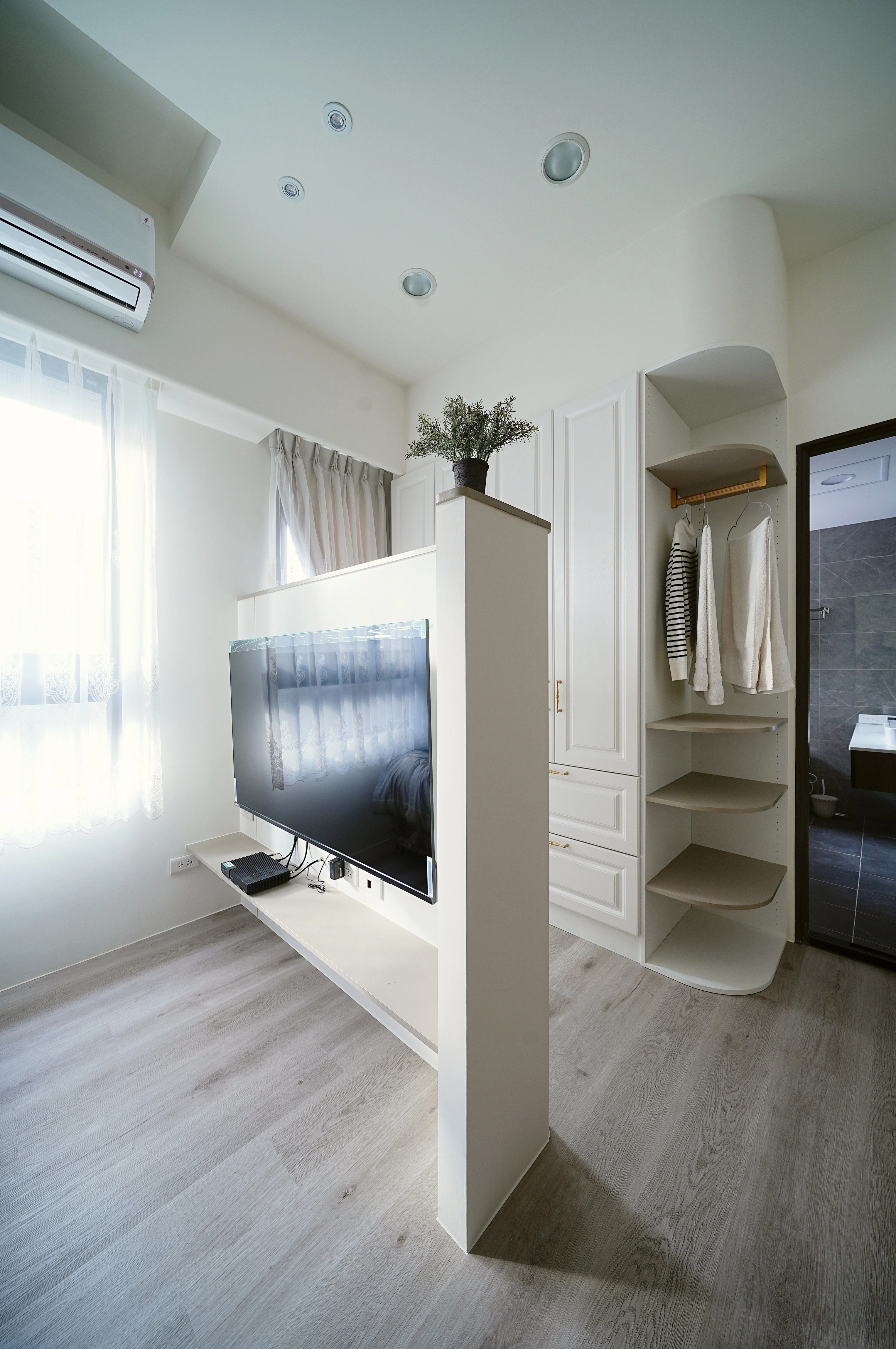 客製化 L 型造型牆設計： 簡約線條勾勒空間，營造舒眠放鬆感。