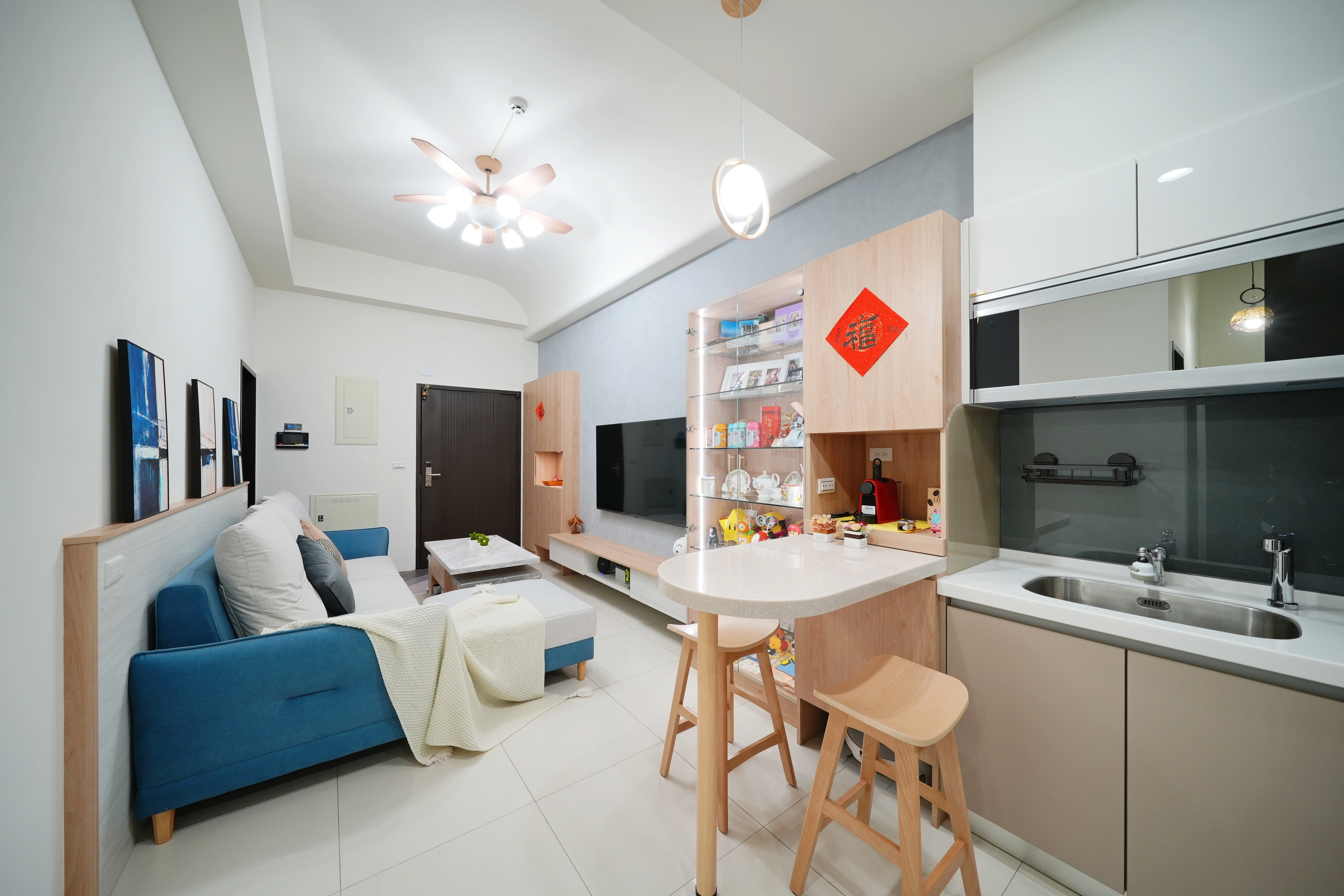 廚房系統電器櫃,人造石檯面圓弧收邊。緩衝滑軌拉盤,兼具美觀與安全。