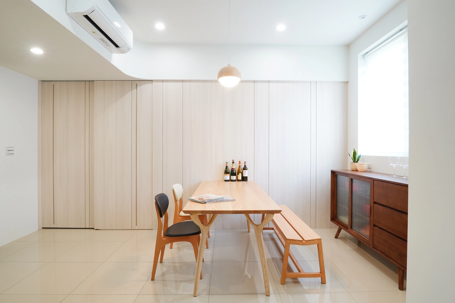 遊戲房鋁框推拉門區隔。廚房人造石中島矮櫃、L型廚具，提供充裕收納機能。