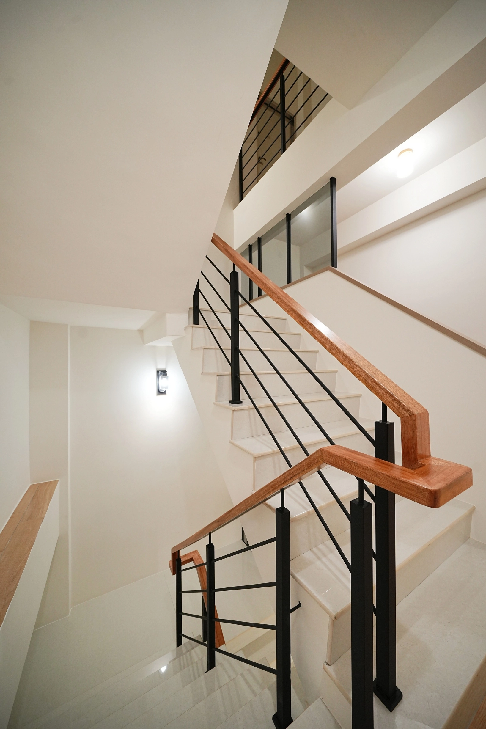 L型木作半牆引導動線。餐廳鋁框推拉門，烤黑框搭冰柱玻璃，兼顧通透與隱私。