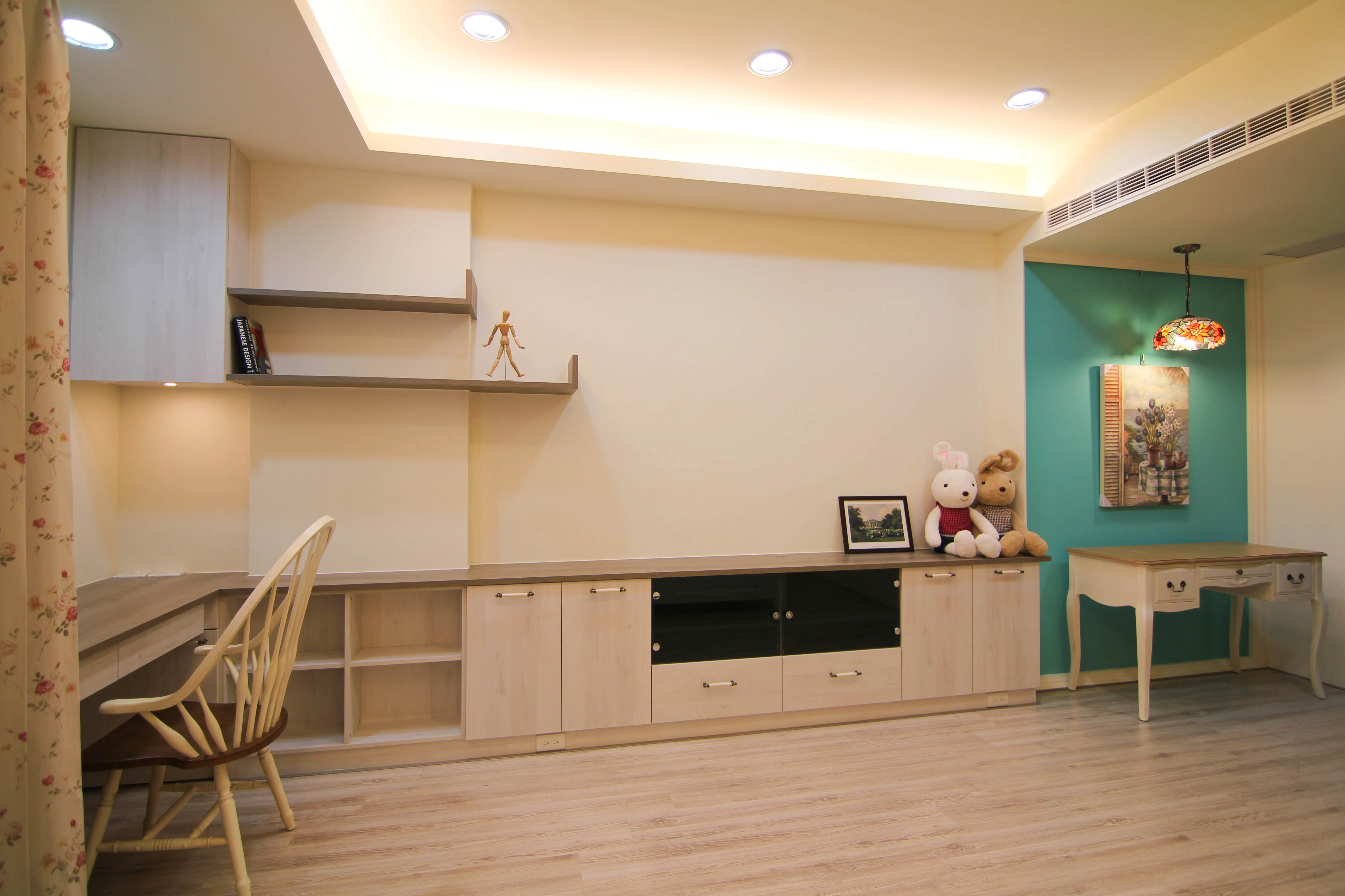 臥室客製化系統衣櫃： 淺木紋視覺清爽，完美整合收納需求。