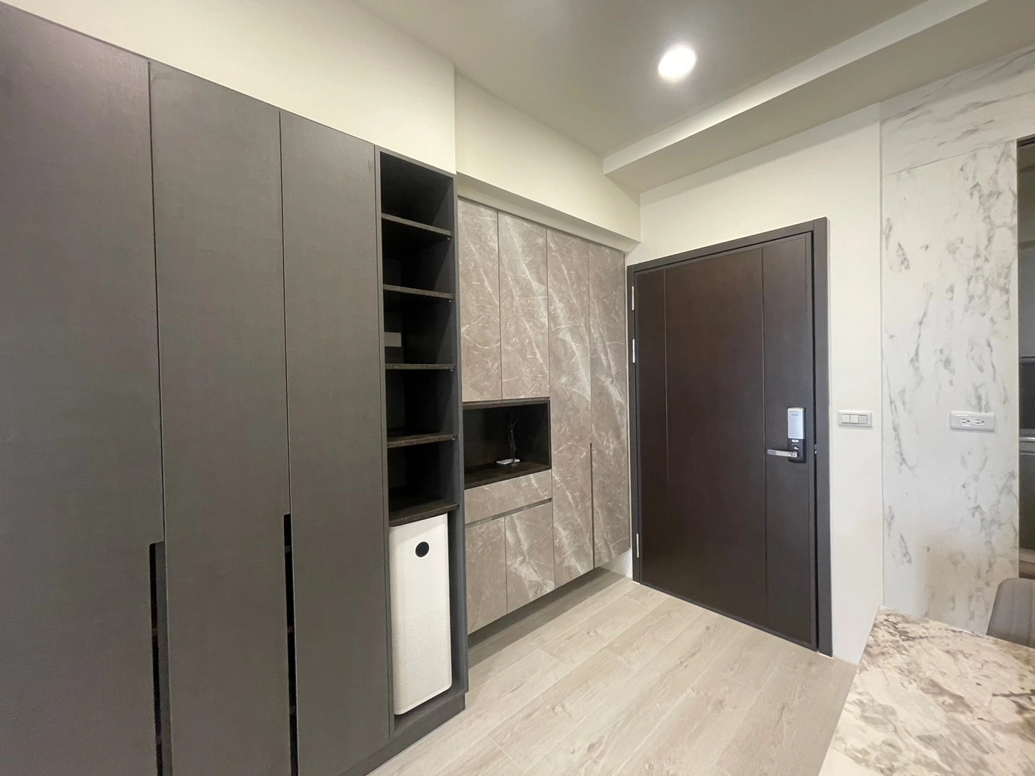 書房十字格玻璃鋁框推拉門，區隔空間同時營造明亮專注氛圍。