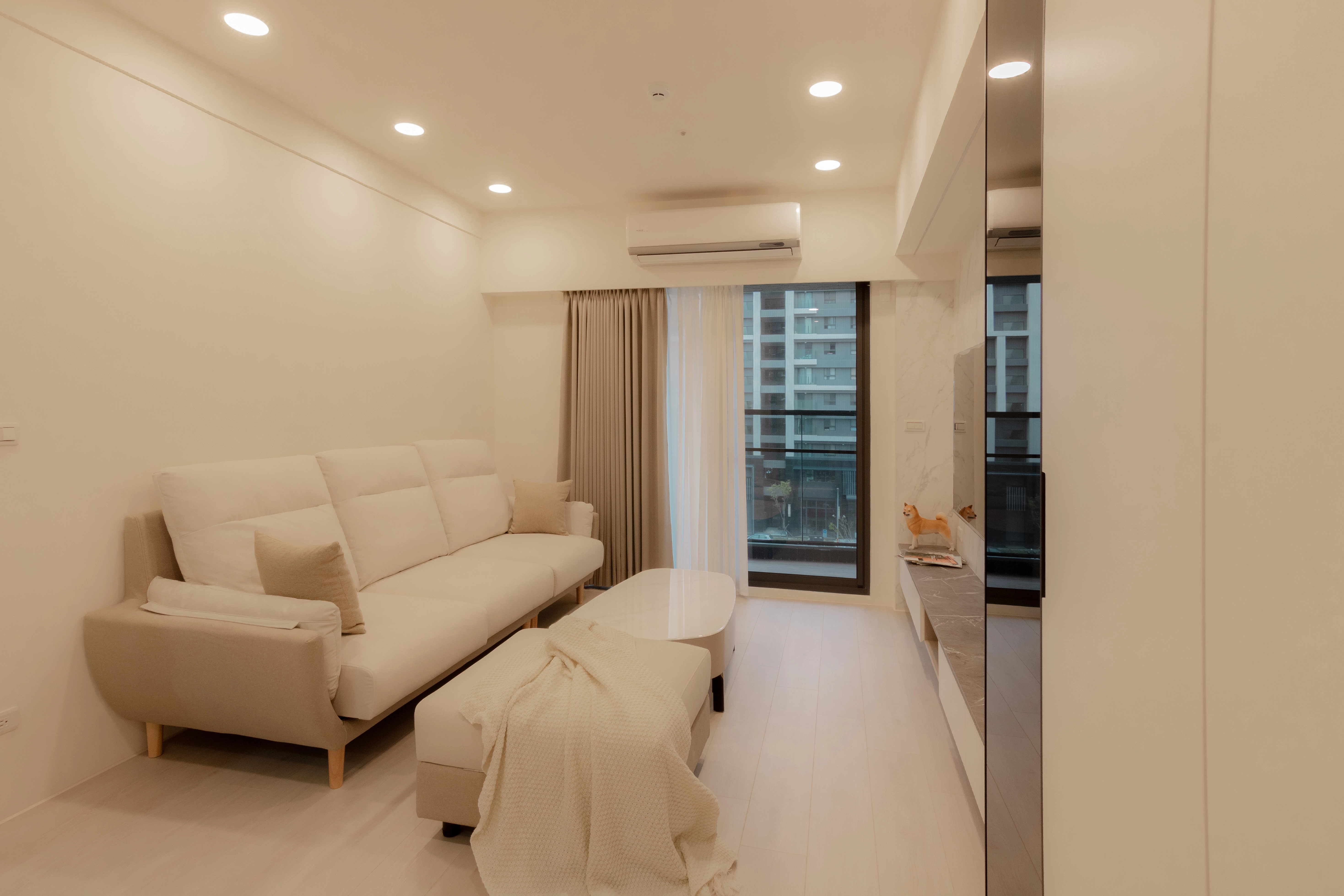 玄關奶茶色系系統櫃。具備鞋櫃、中段平台、掛勾與對講機嵌入，多功能收納。