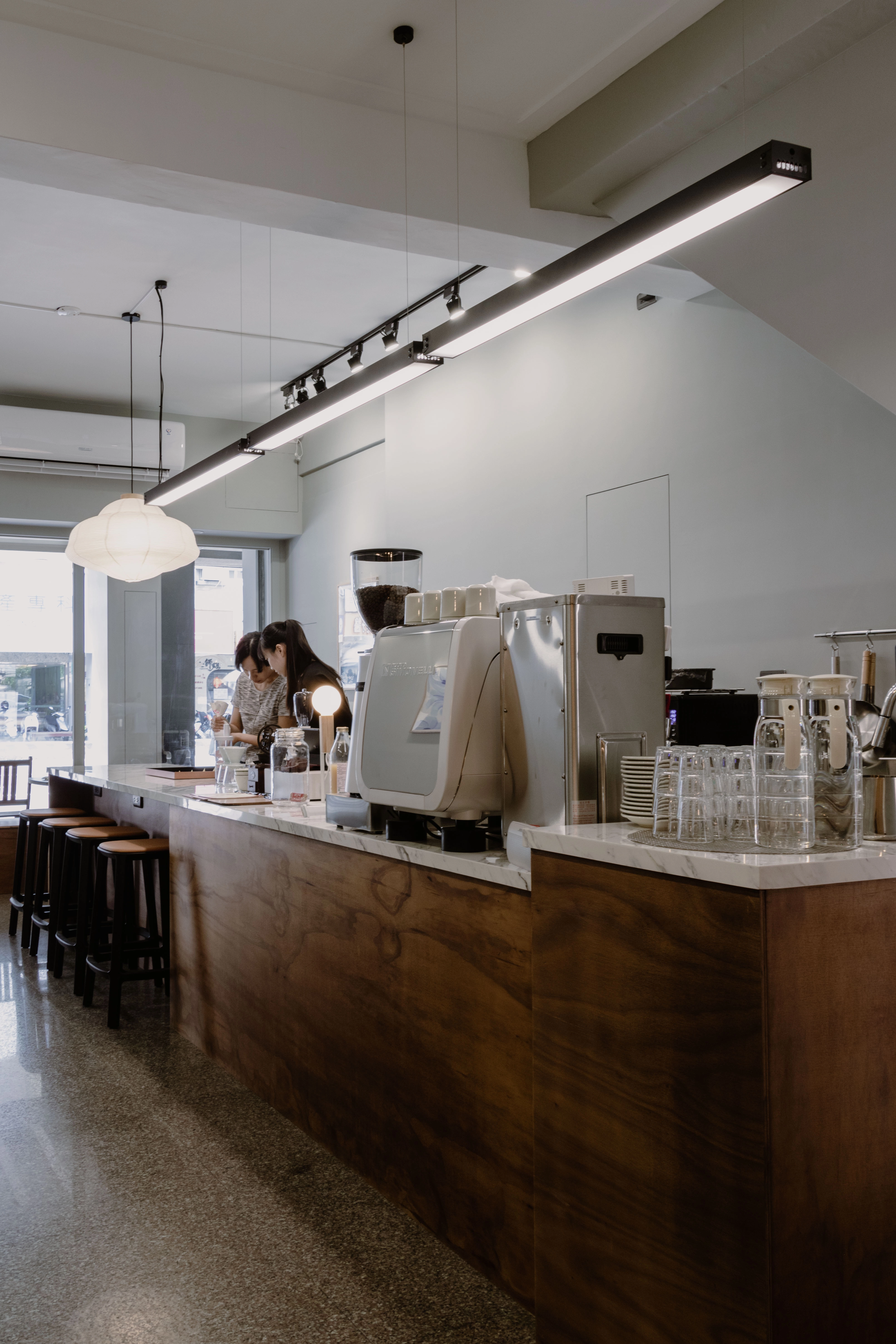 德盈室內設計，吧檯櫃人造石檯面，電箱拍拍門隱藏，兼具美學與機能。