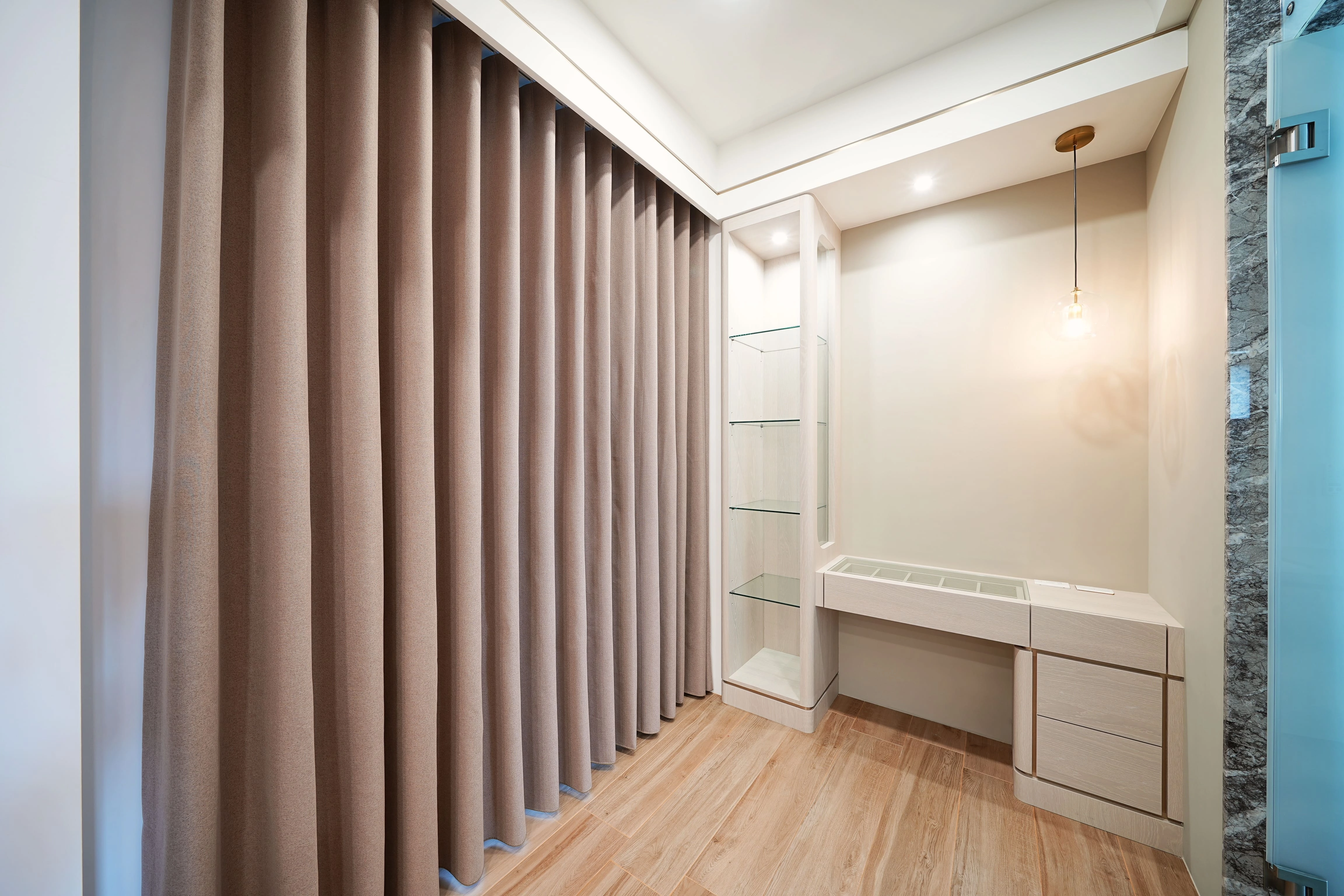 獨立衣帽間採用精品櫃式設計，透明玻璃門片讓收納展示一目瞭然。