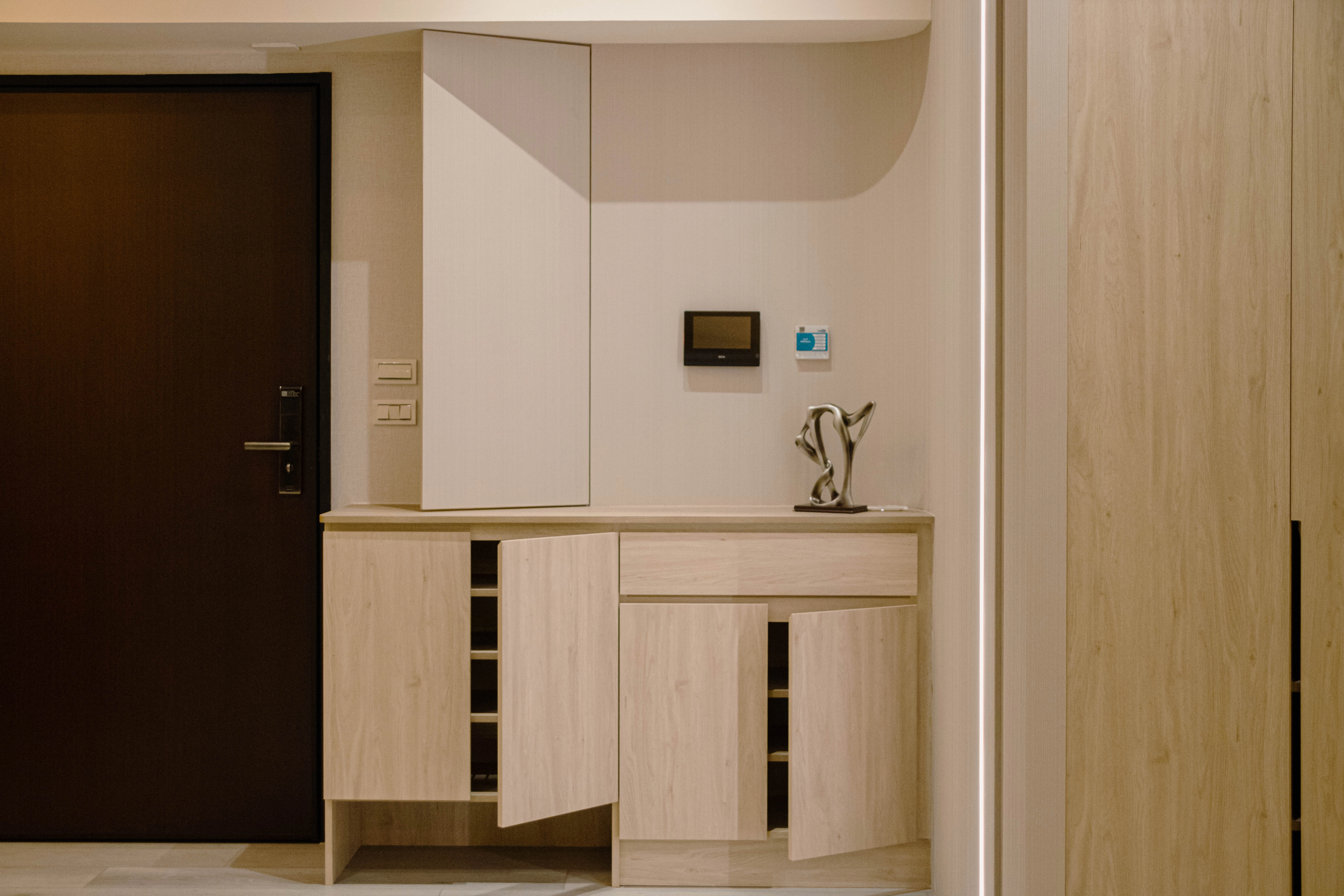 高雄日式風設計: 德盈以淺木色與米白基調,營造明亮、溫馨且雅緻的自然氛圍。