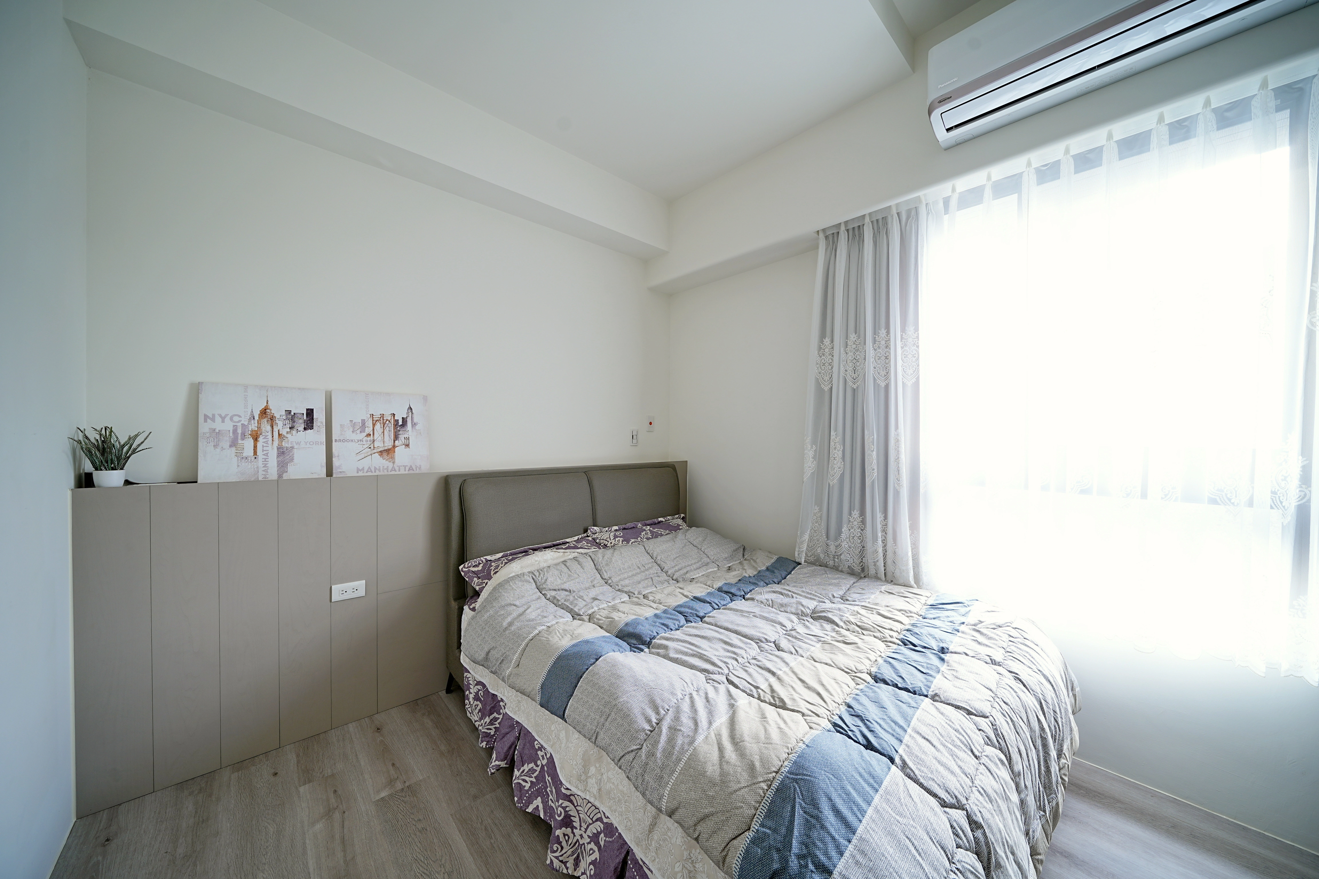 臥室木作結合系統收納： 活用轉角空間，型塑井然有序的臥室。