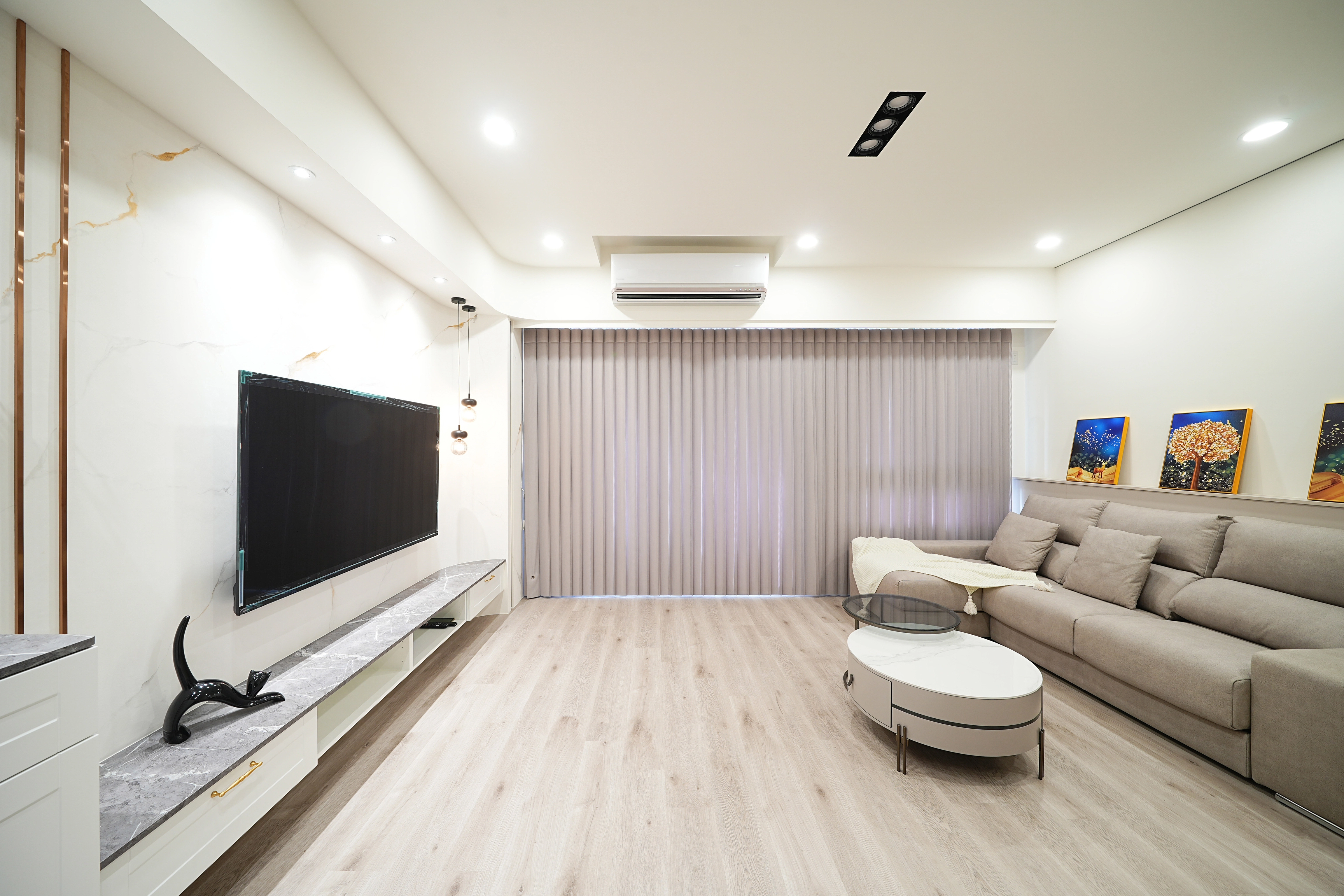 藝術塗料電視主牆設計： 純淨色調提升質感，打造極簡居家風格。