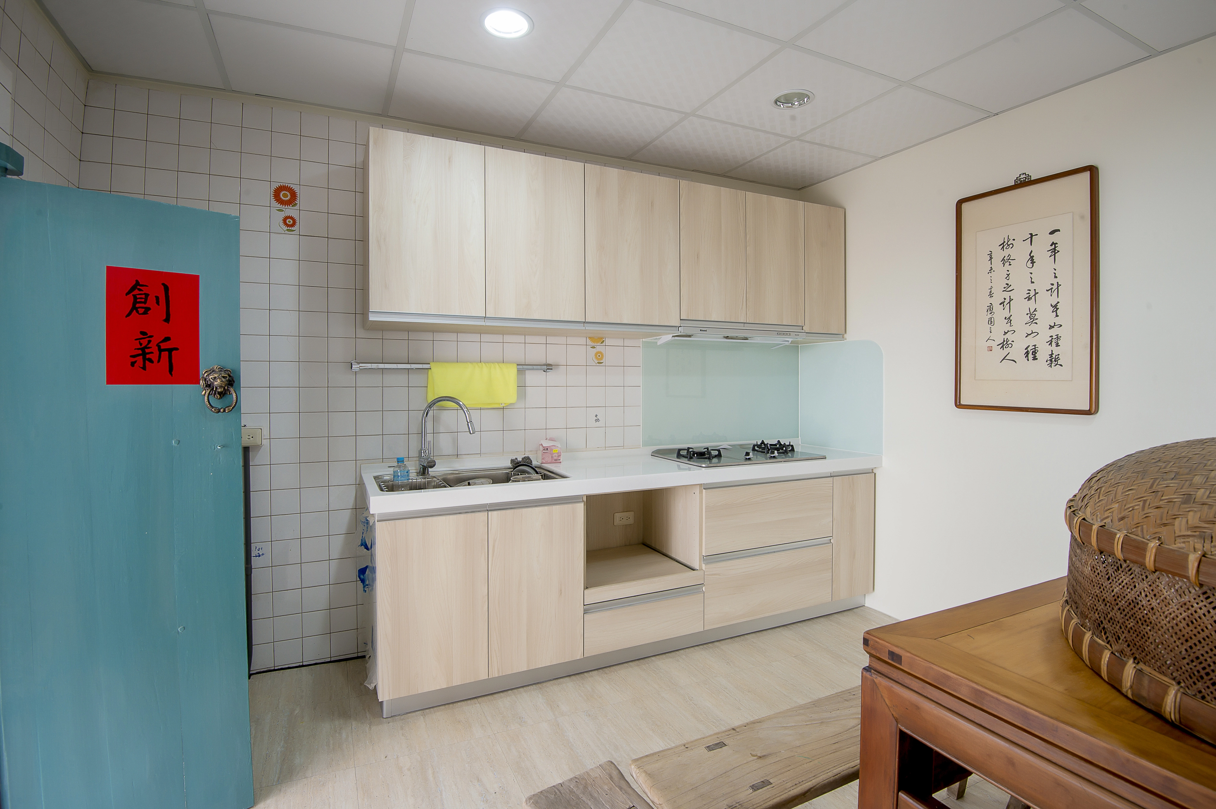 客製化木作與系統櫃結合： 平衡機能與美學，讓老房煥然一新。