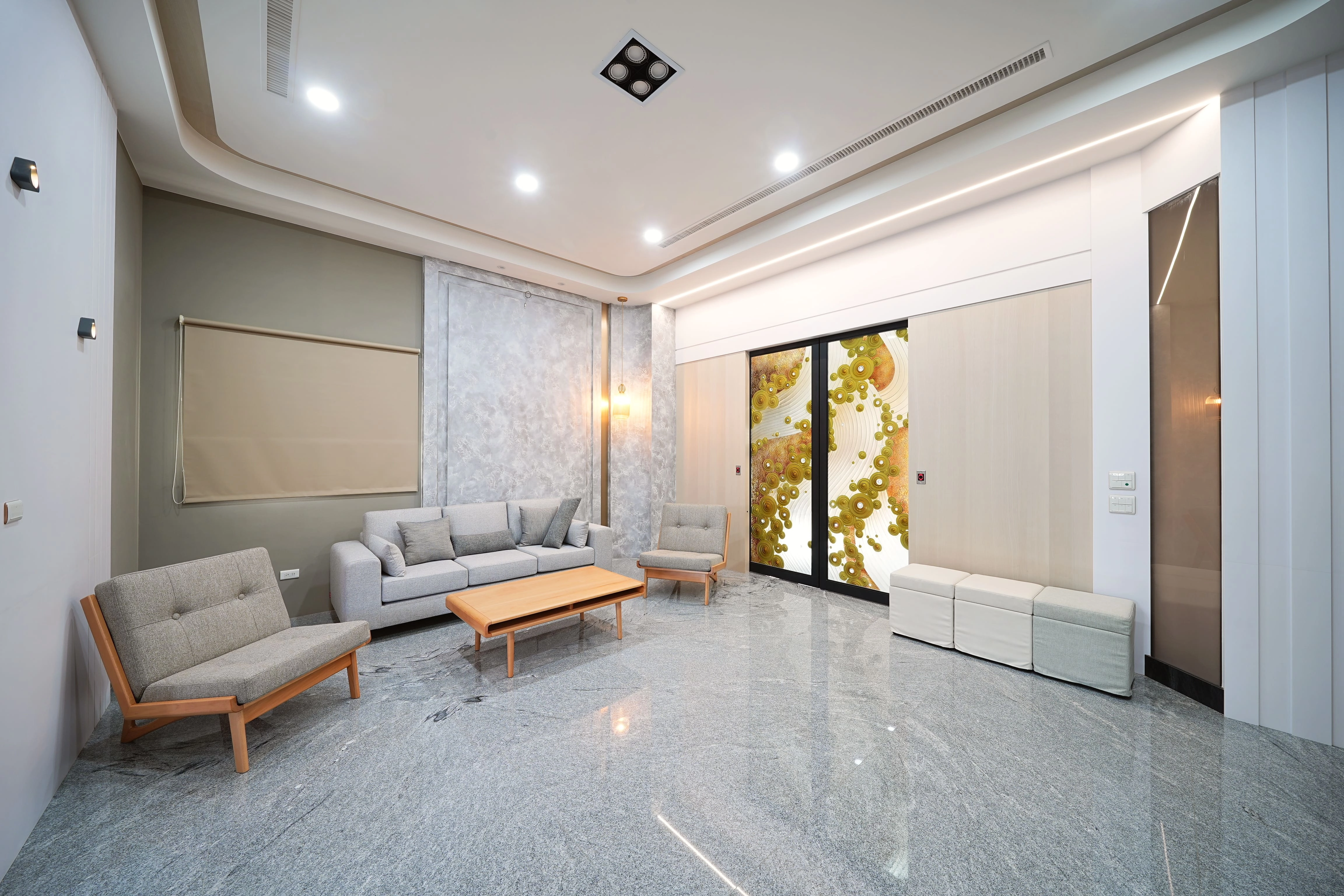 寬敞大坪數客廳規劃，運用精緻軟裝與採光引導，構築理想生活場域。