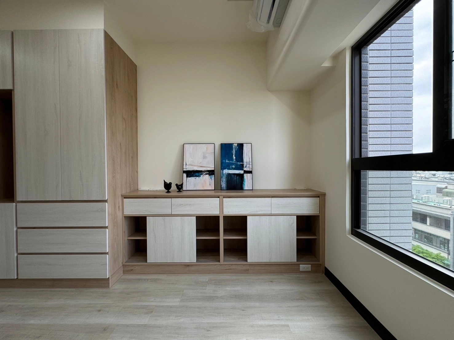 系統櫃轉化牆面為高效收納，簡潔門片完美隱藏雜物。