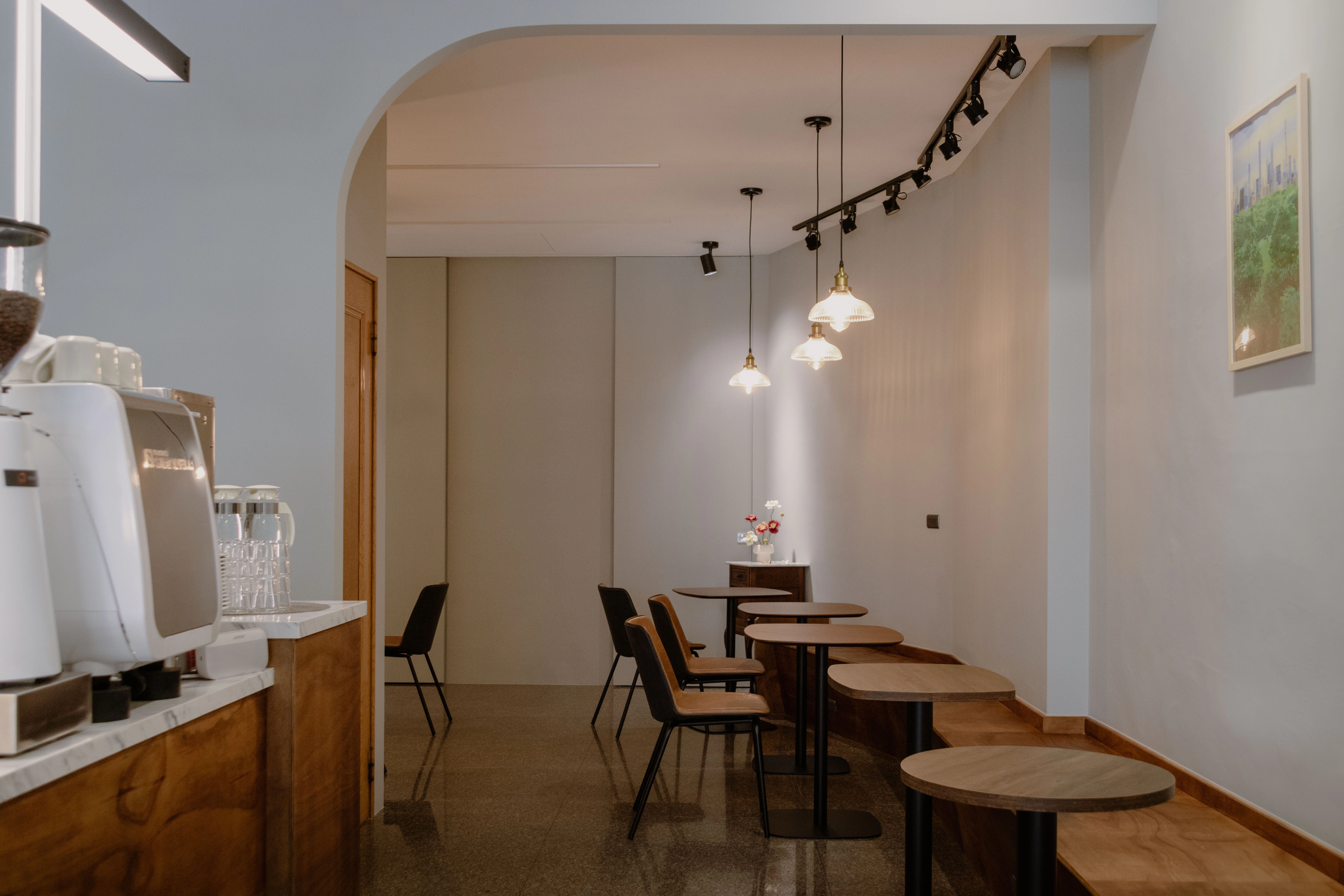 木作靠窗與靠牆椅，鐵件鋁框內崁長虹玻璃屏風，界定座位區並增添隱密性。