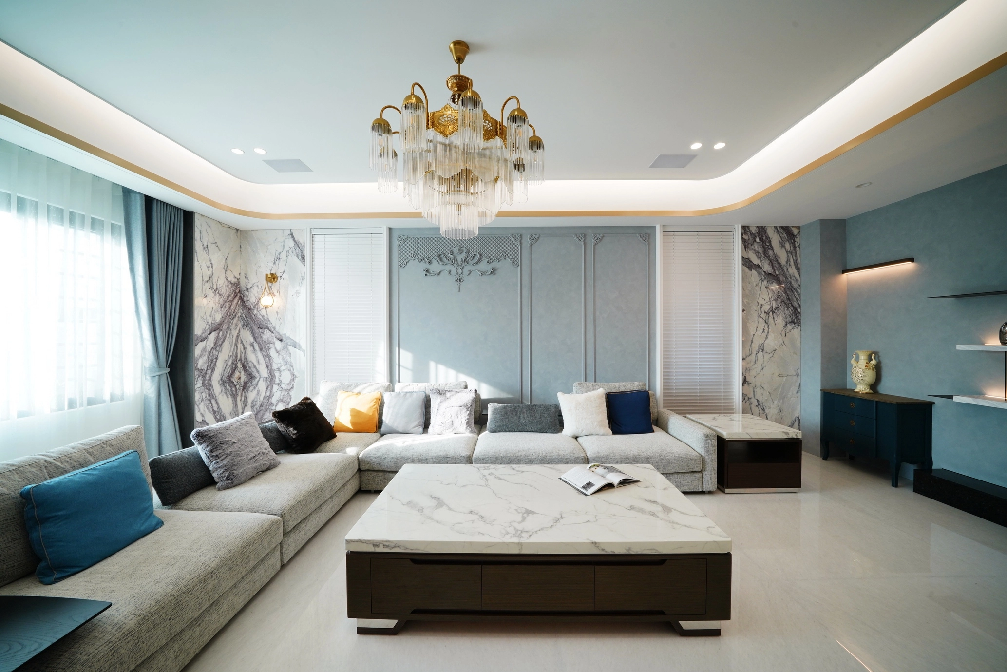 挑高客廳配置華麗吊燈與精緻家具，打造充滿品味的輕奢生活場域。