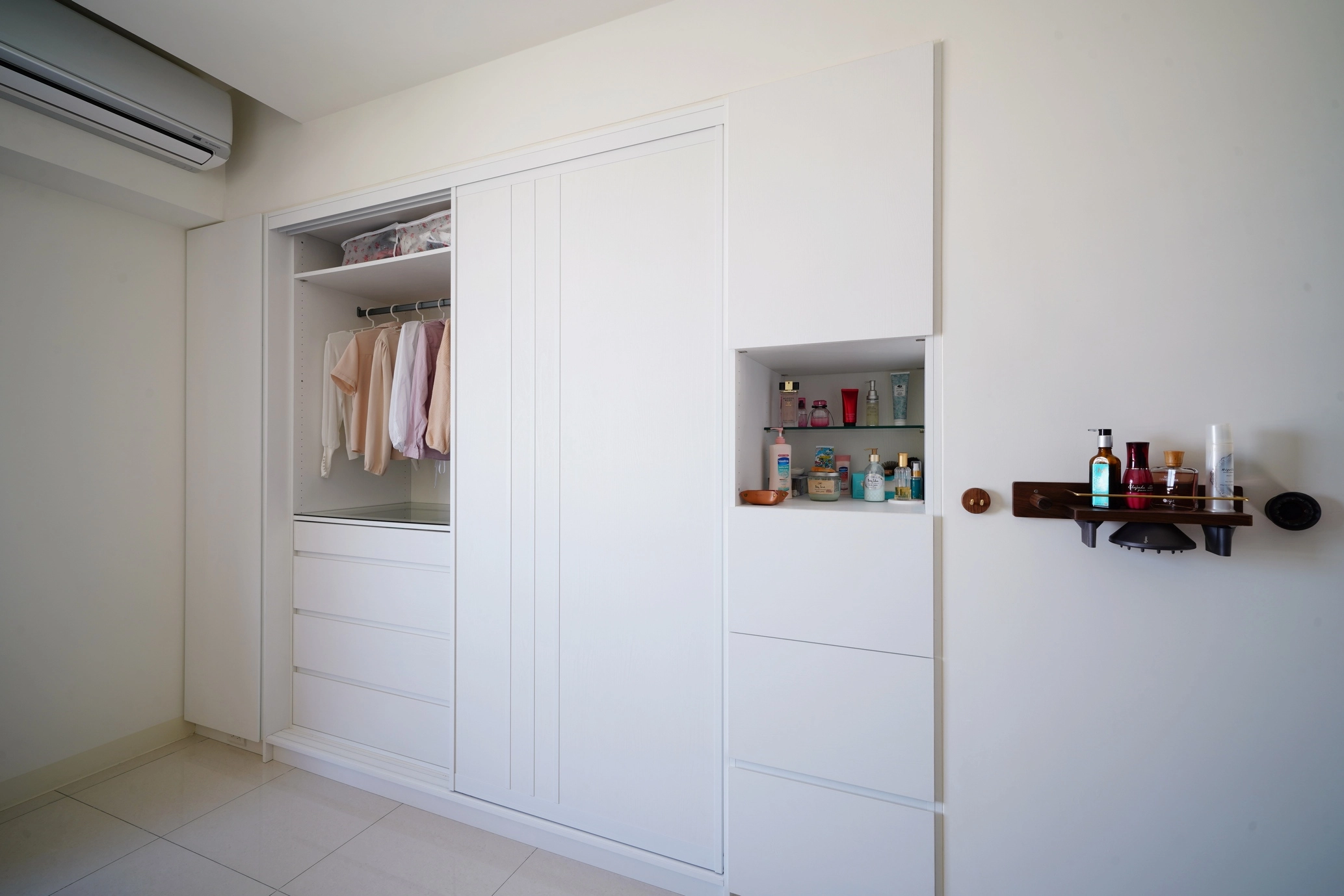 德盈室內設計，主臥 11 抽系統櫃，精選材質，兼具美學與機能彈性。