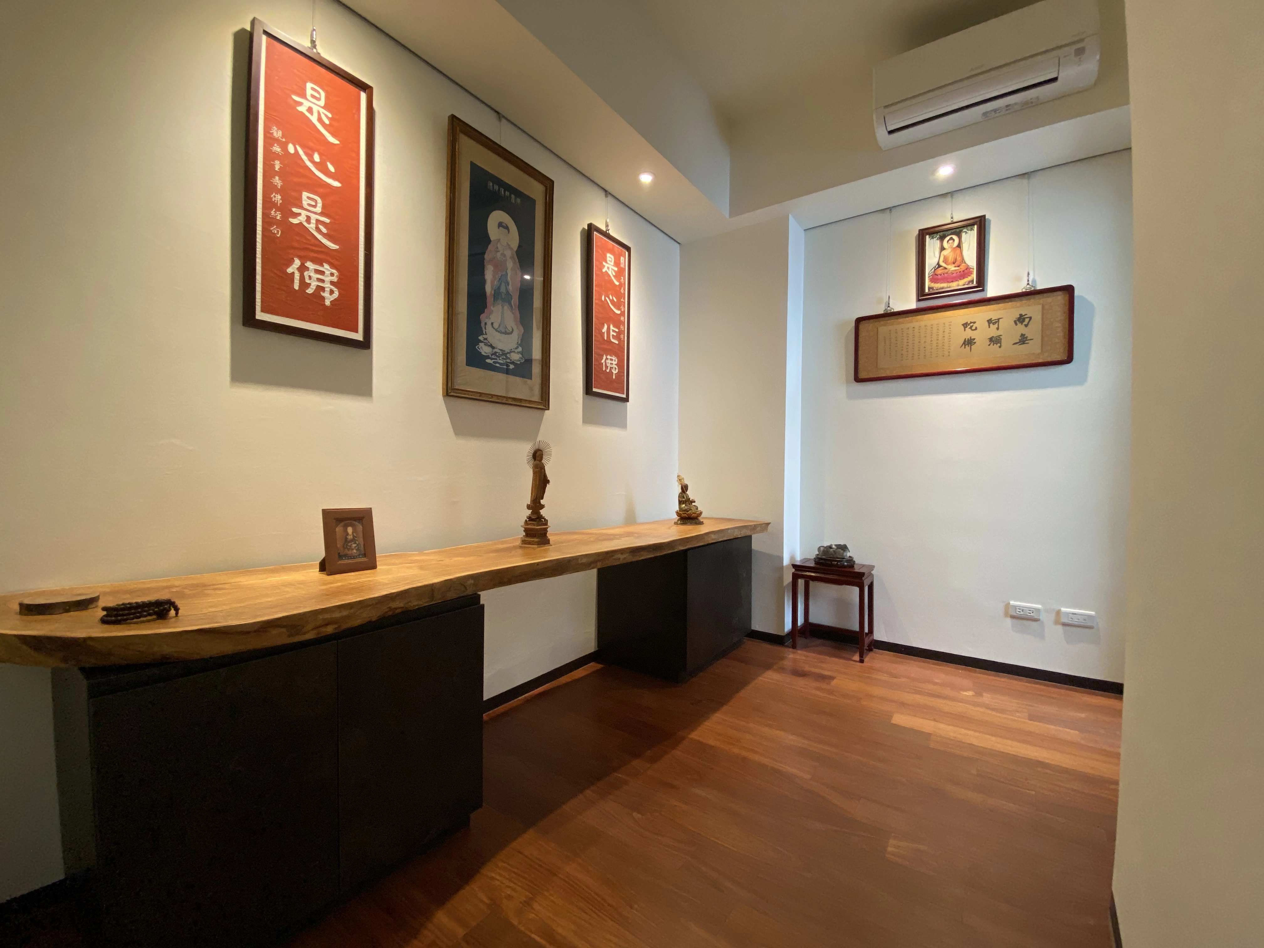 現代中式風實木長桌區： 結合系統收納機能，打造寧靜閱讀場域。