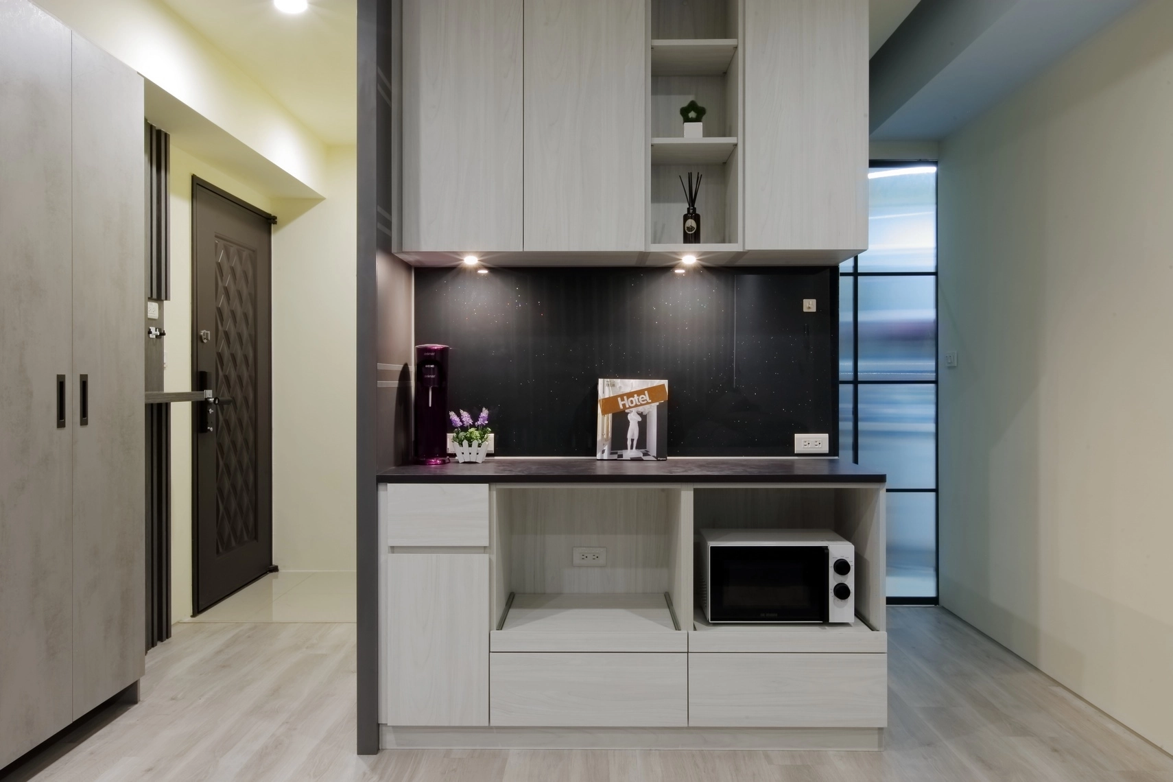 客廳系統高櫃，強化層板。提供充足收納，讓展示物若隱若現，增添精緻感。