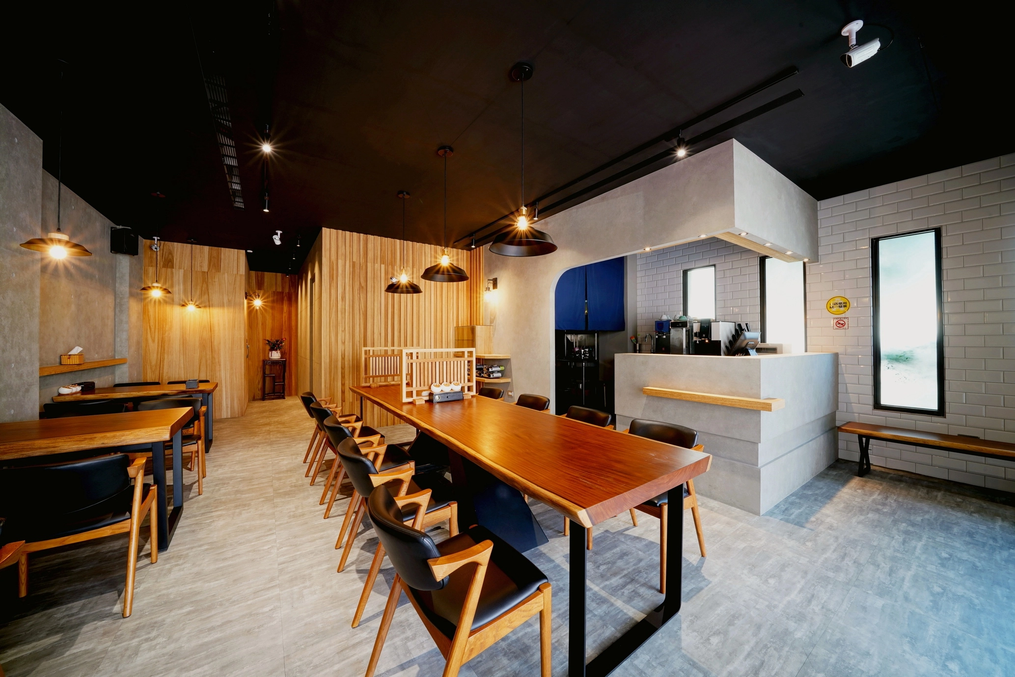 小坪數高坪效餐飲設計: 靈活配置桌次動線,極大化空間價值。