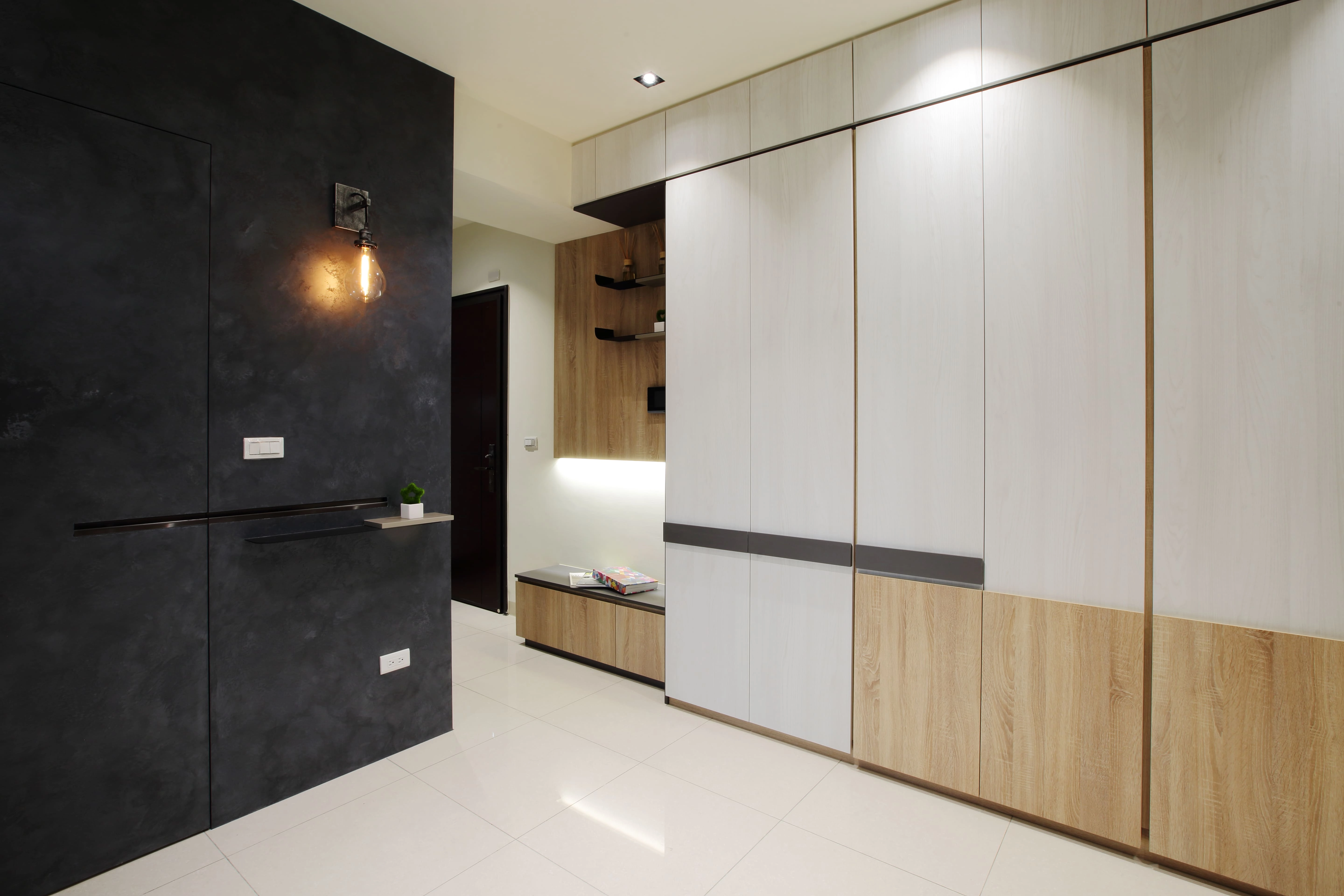 玄關系統開門坐櫃規劃： 整合穿鞋與收納機能，優化進出門動線。