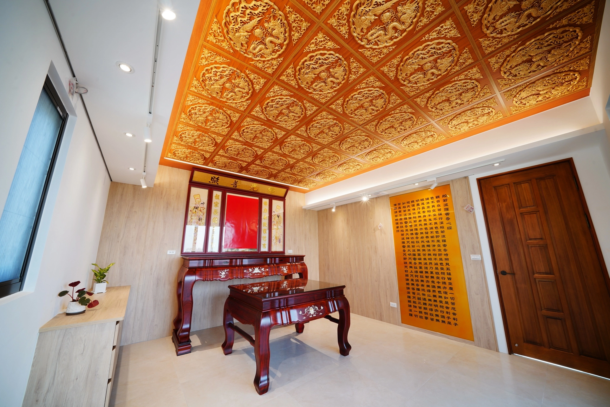 運用系統家具規劃祭祀收納空間，維持場域清爽並兼具傳統禮俗。