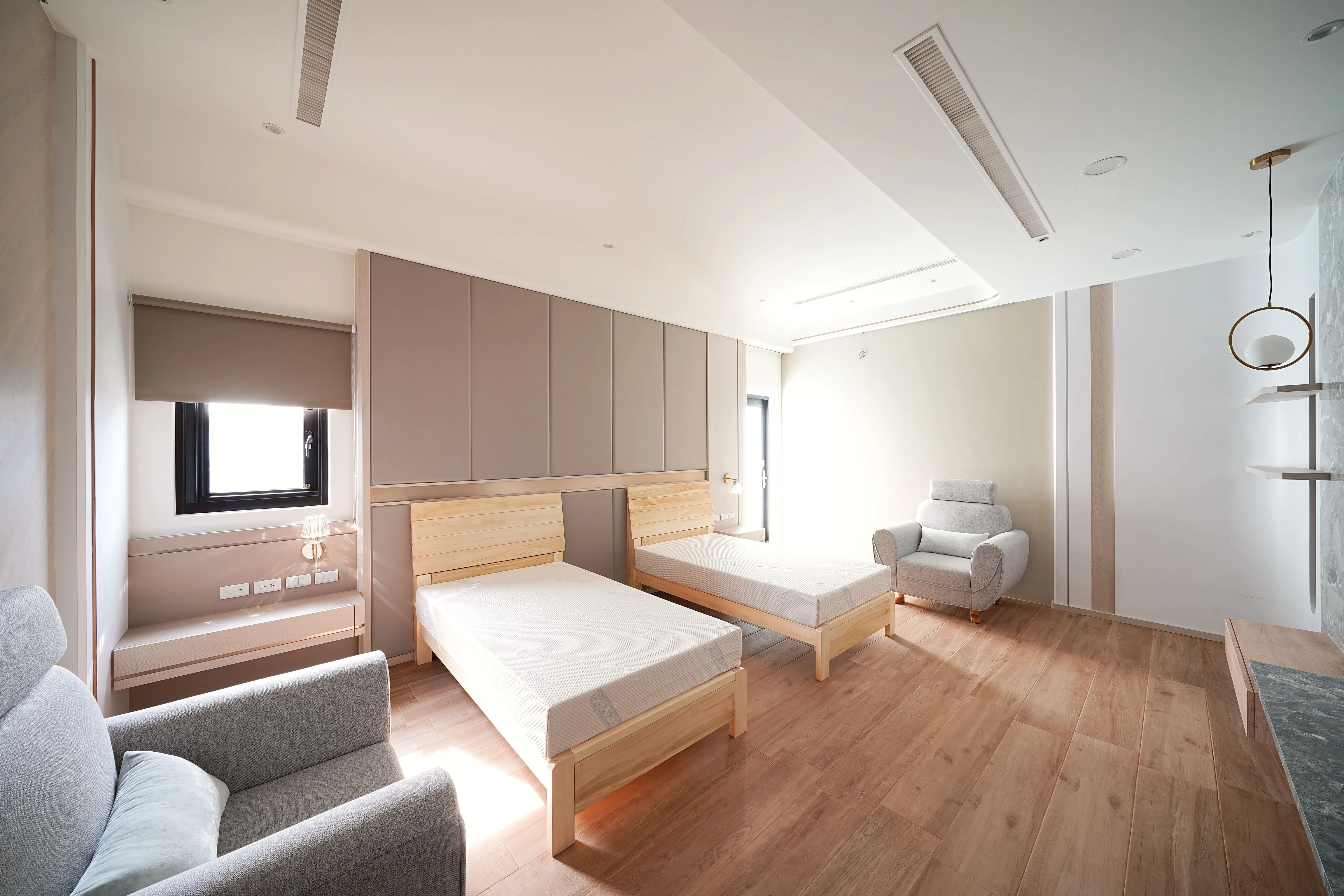 主臥選用暖木色系背牆與超耐磨地板，構築溫馨舒適的休憩空間。