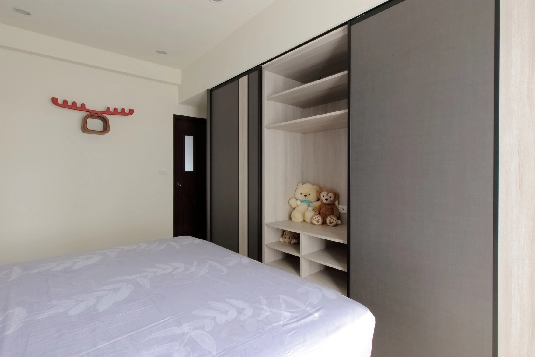 鋁框推拉門衣櫃設計: 滑順動線不佔空間,展現極致工藝細節。