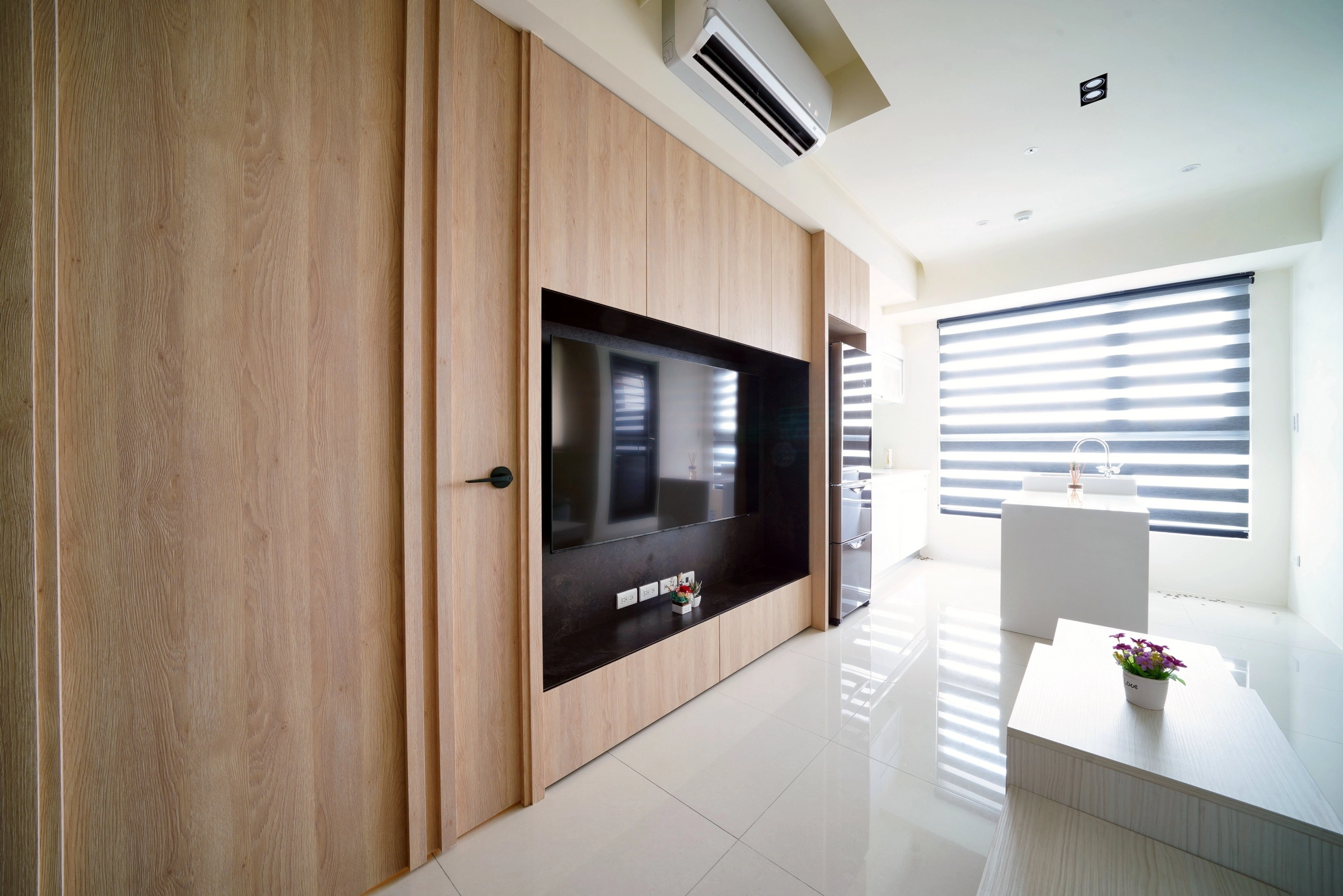 14坪北歐風新成屋。木質與白色調客廳，電視牆結合收納，營造溫馨俐落氛圍。  