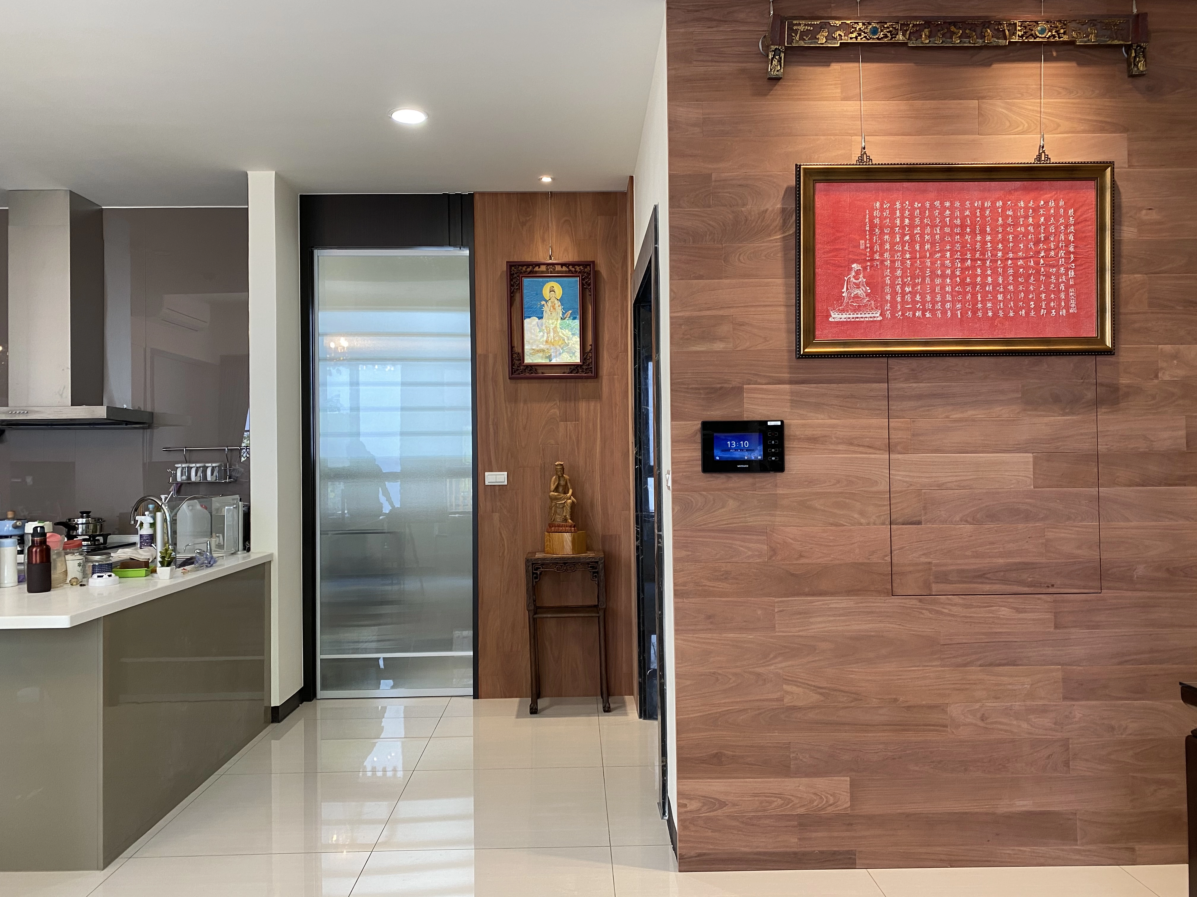 中式禪意木作展示牆： 溫潤木紋藏燈設計，盡顯大氣東方質感。