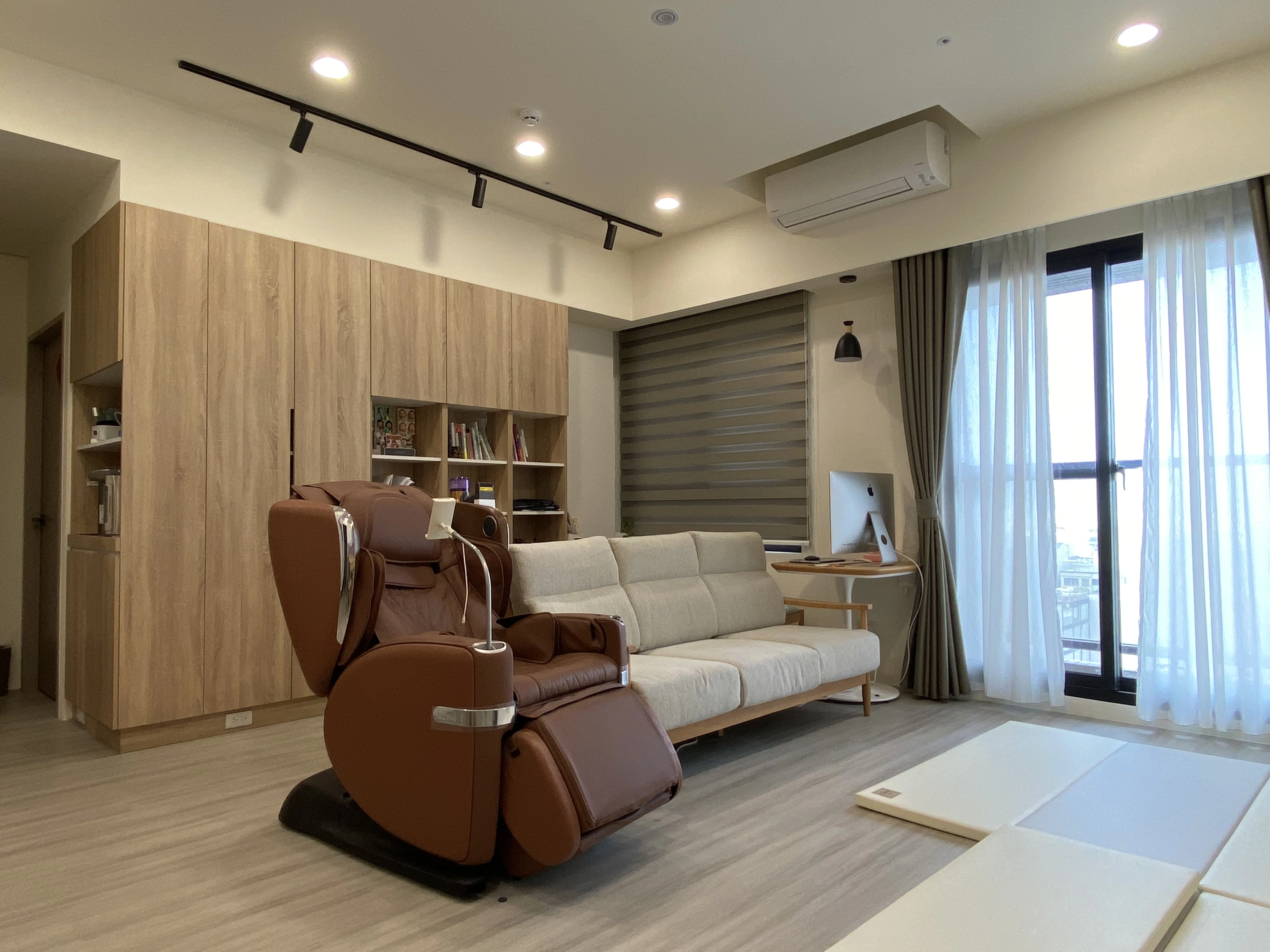 開放式客餐廳動線：方便家長照看孩子，建構安心育嬰空間。