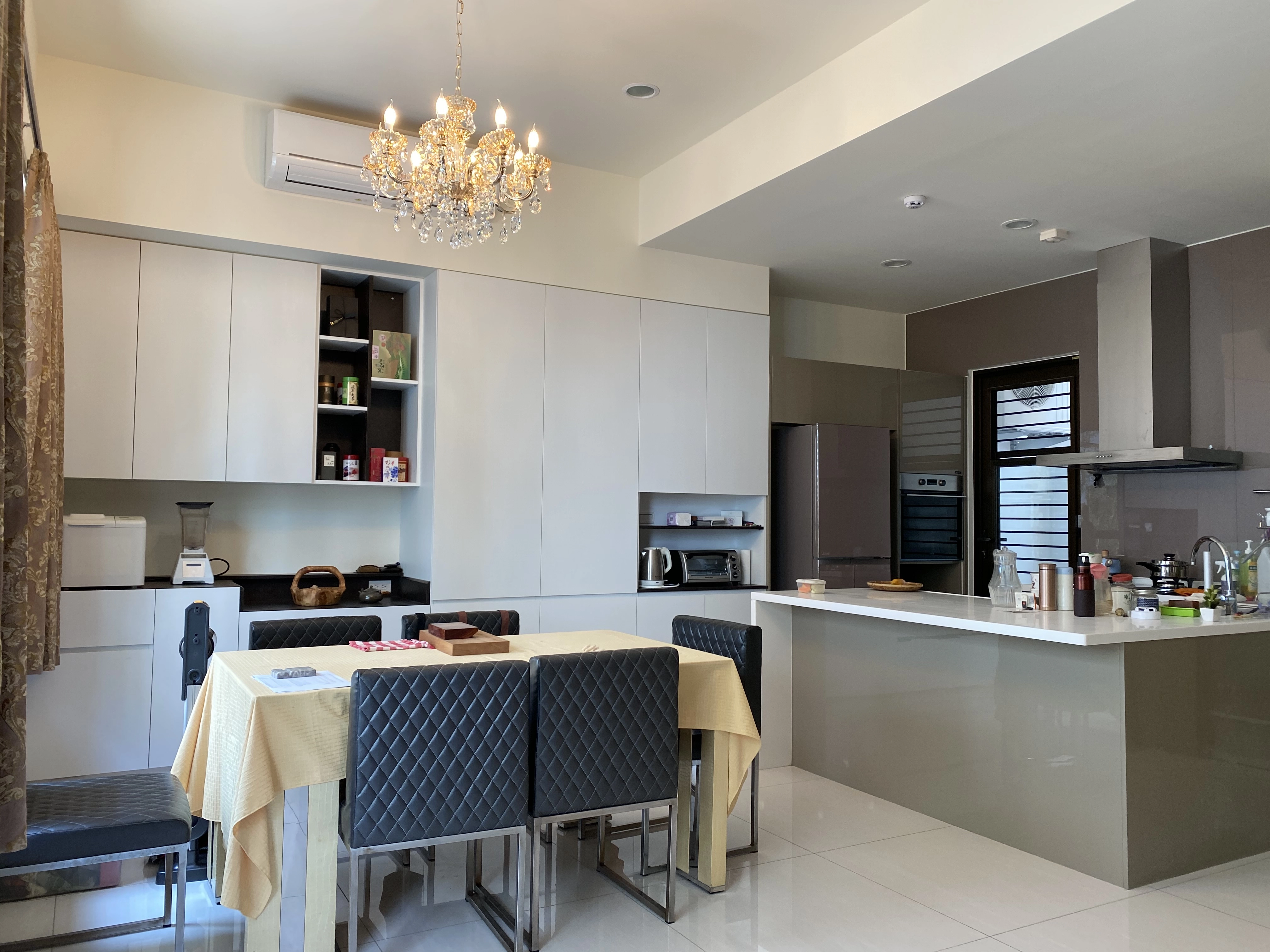 開放式餐廚區精緻吊燈： 優雅燈飾點綴中島，營造現代奢華氛圍。