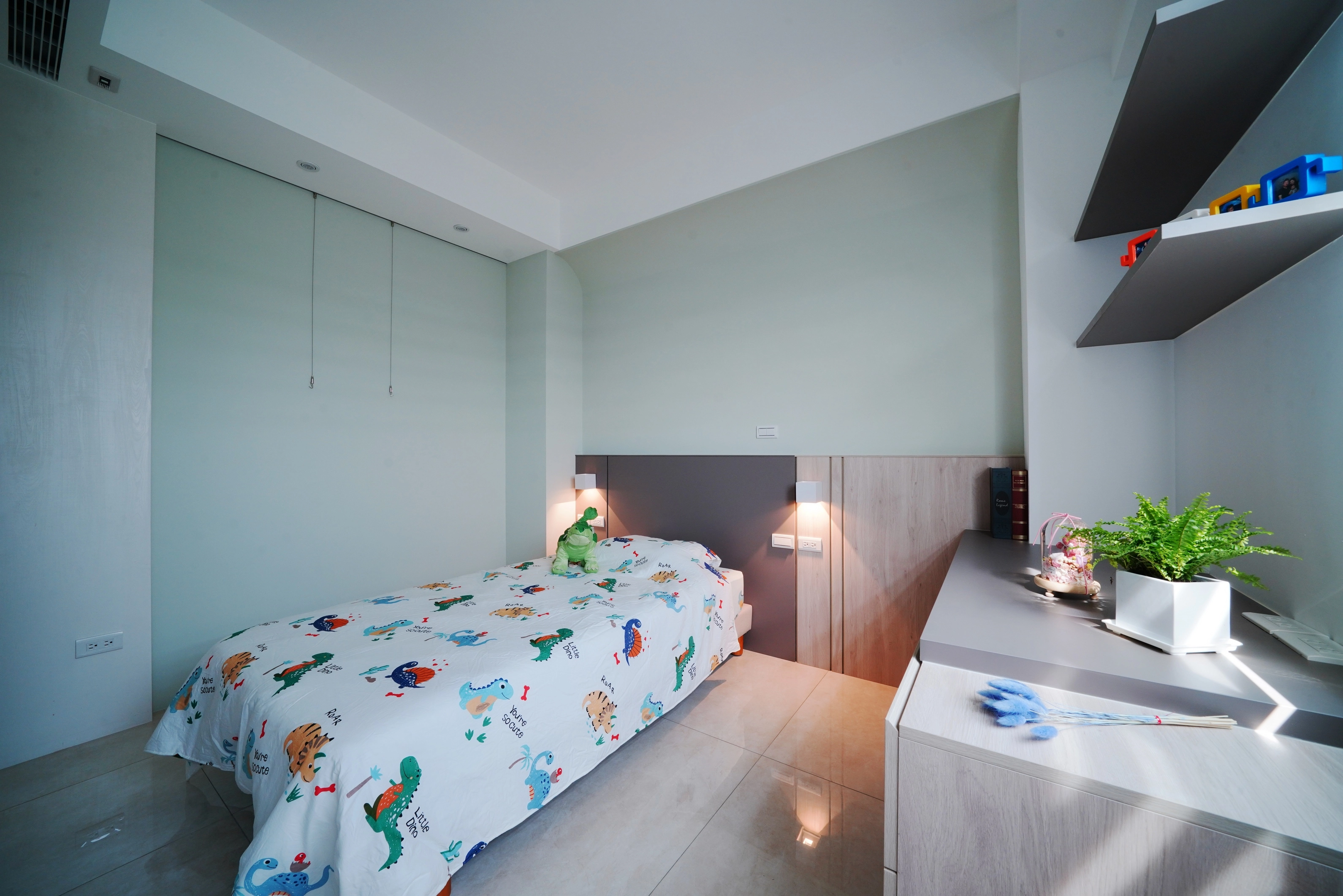 孩臥採取清新活潑的跳色設計，結合系統書桌打造專屬成長天地。