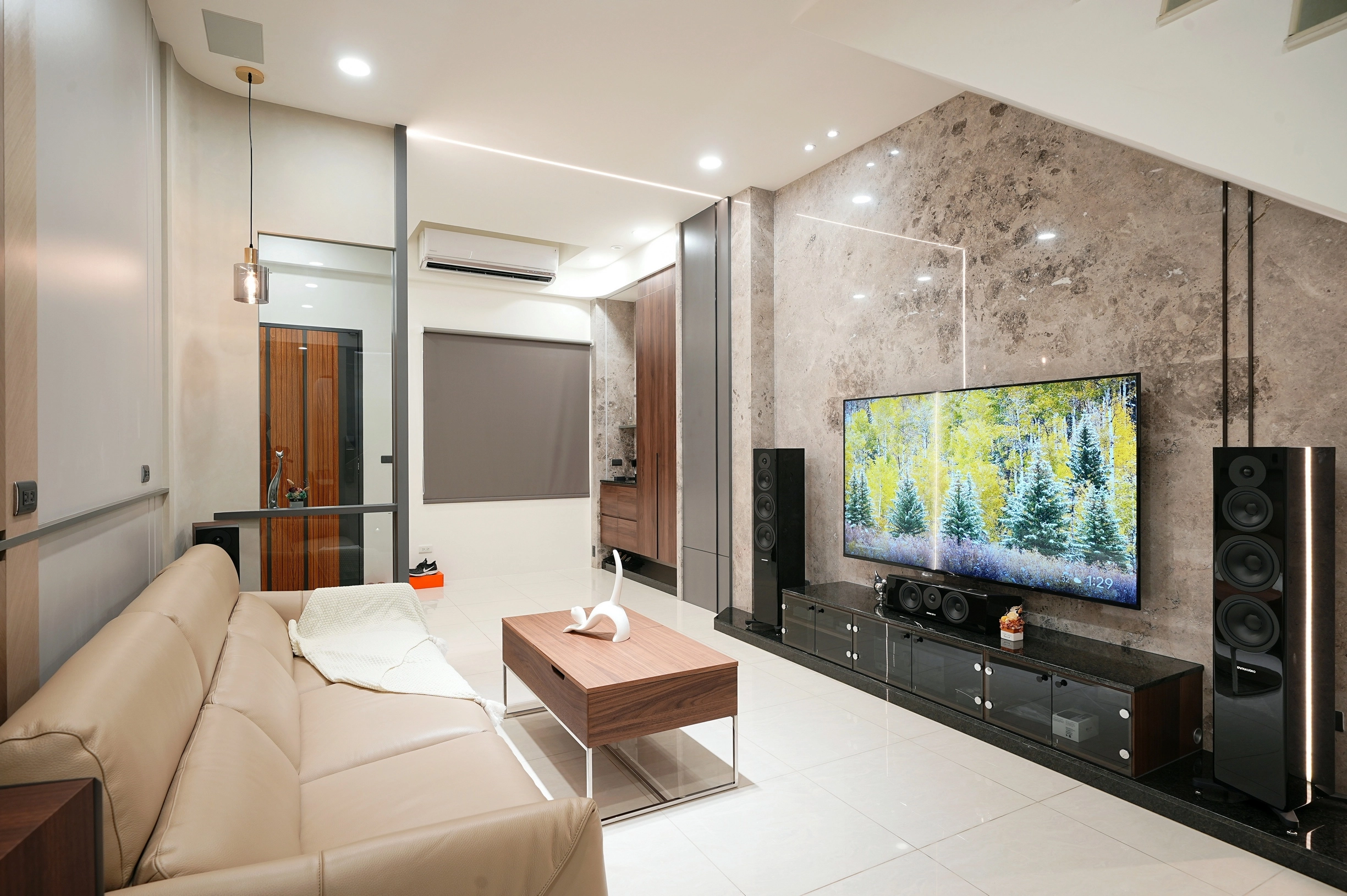 高雄仁武透天厝，都會摩登風貌。玻璃隔屏與大理石檯面，營造低調奢華質感。