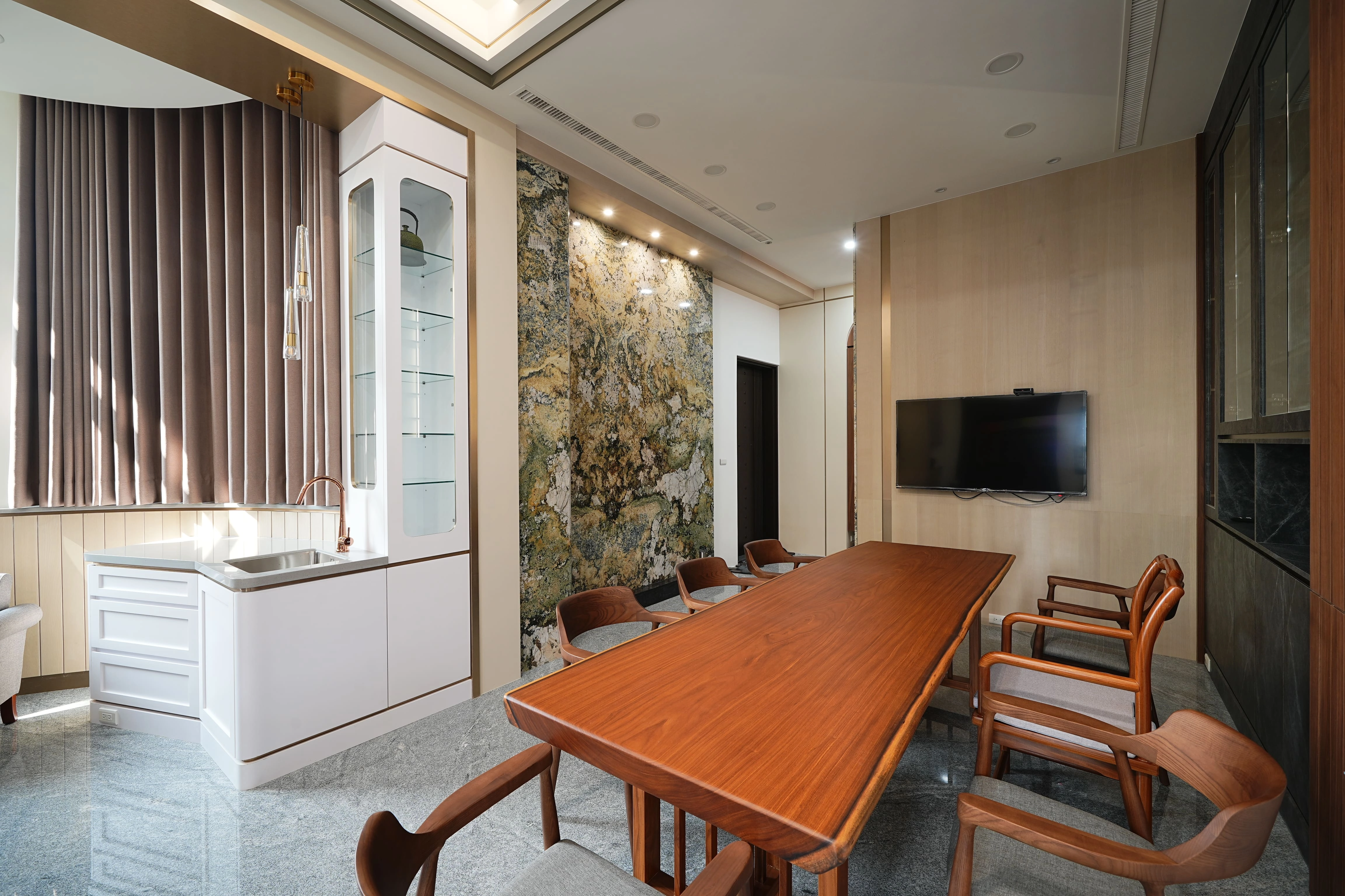 挑高接待廳融合新古典與輕奢感，精緻大理石與金屬打造大器開場。