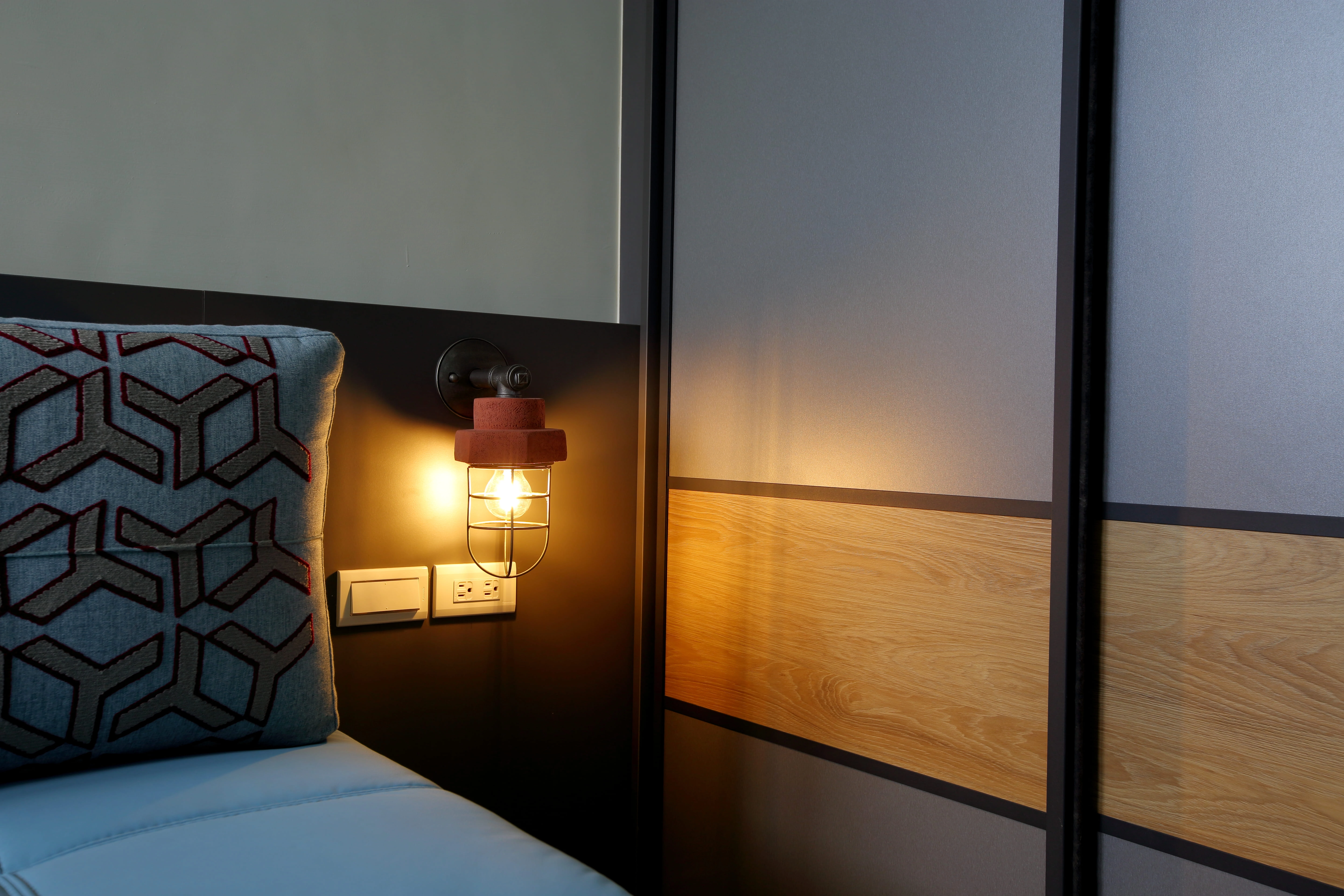 流暢線條與溫潤木質平衡： 溫柔中和冷色調，營造靜謐舒適氛圍。