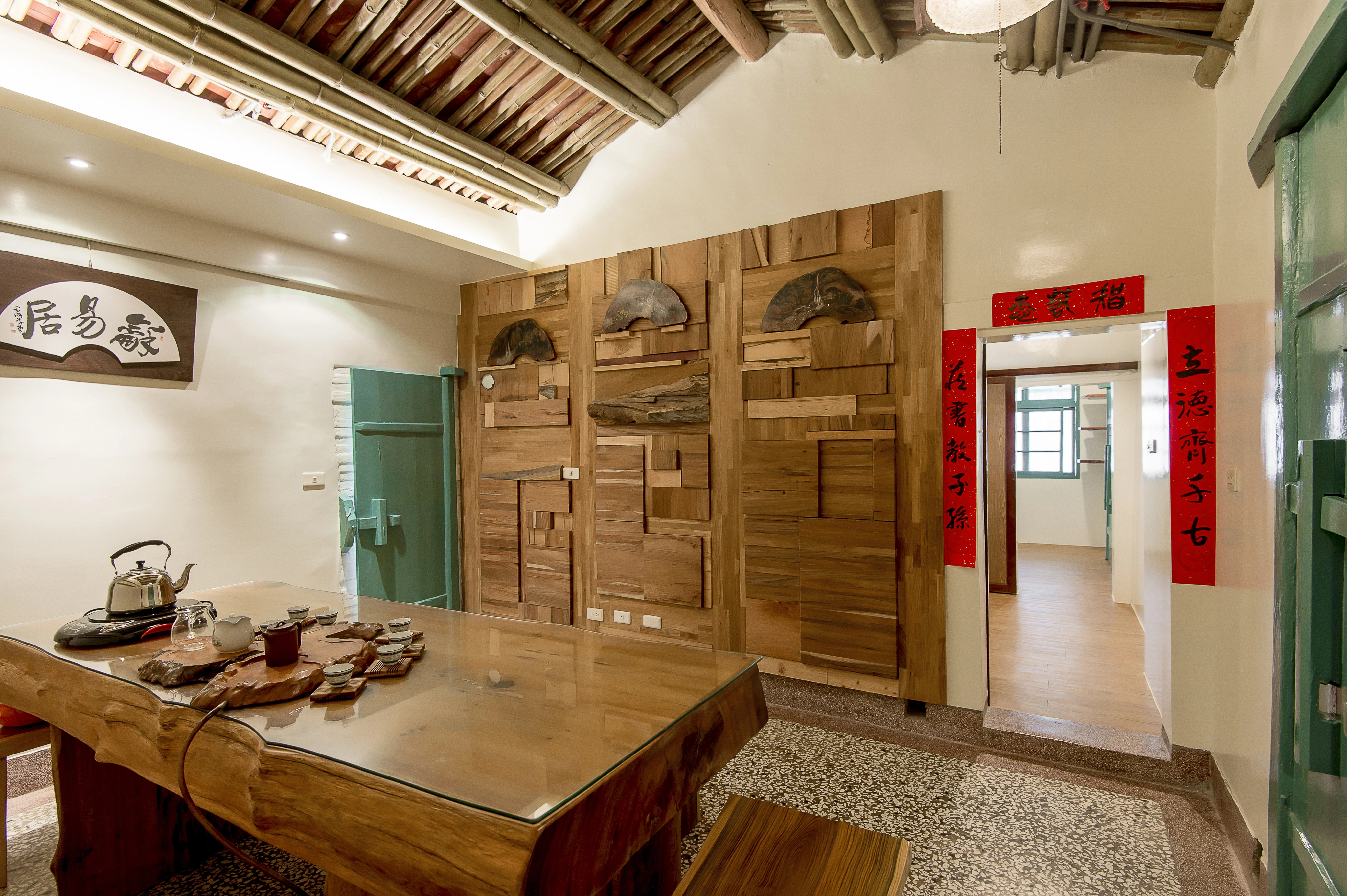 木作斜邊造型天花板設計： 矽酸鈣板精密施工，增添空間設計感。