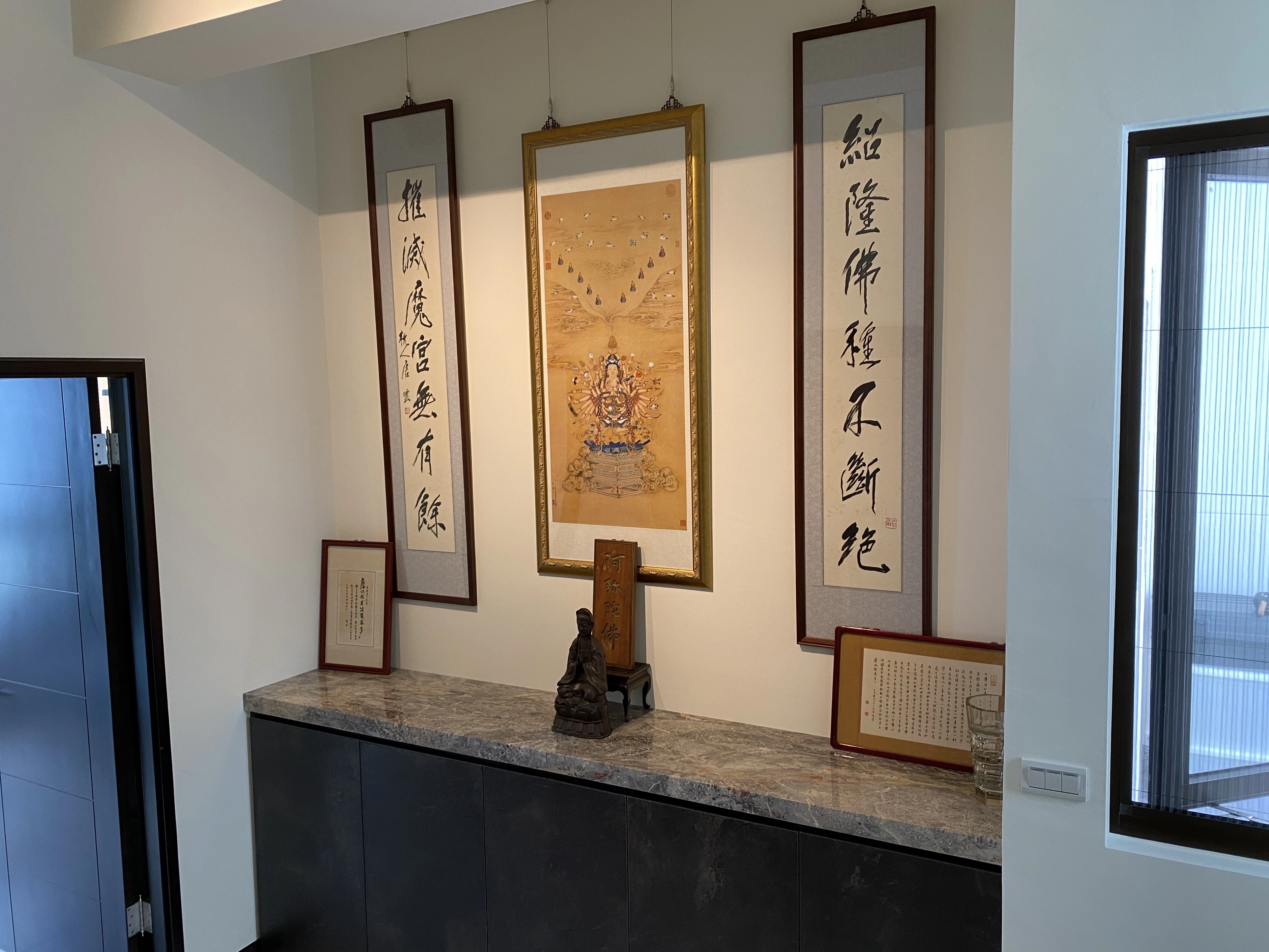 石紋牆面與中式藝術掛畫： 異材質大膽碰撞，疊加居家藝術層次感。