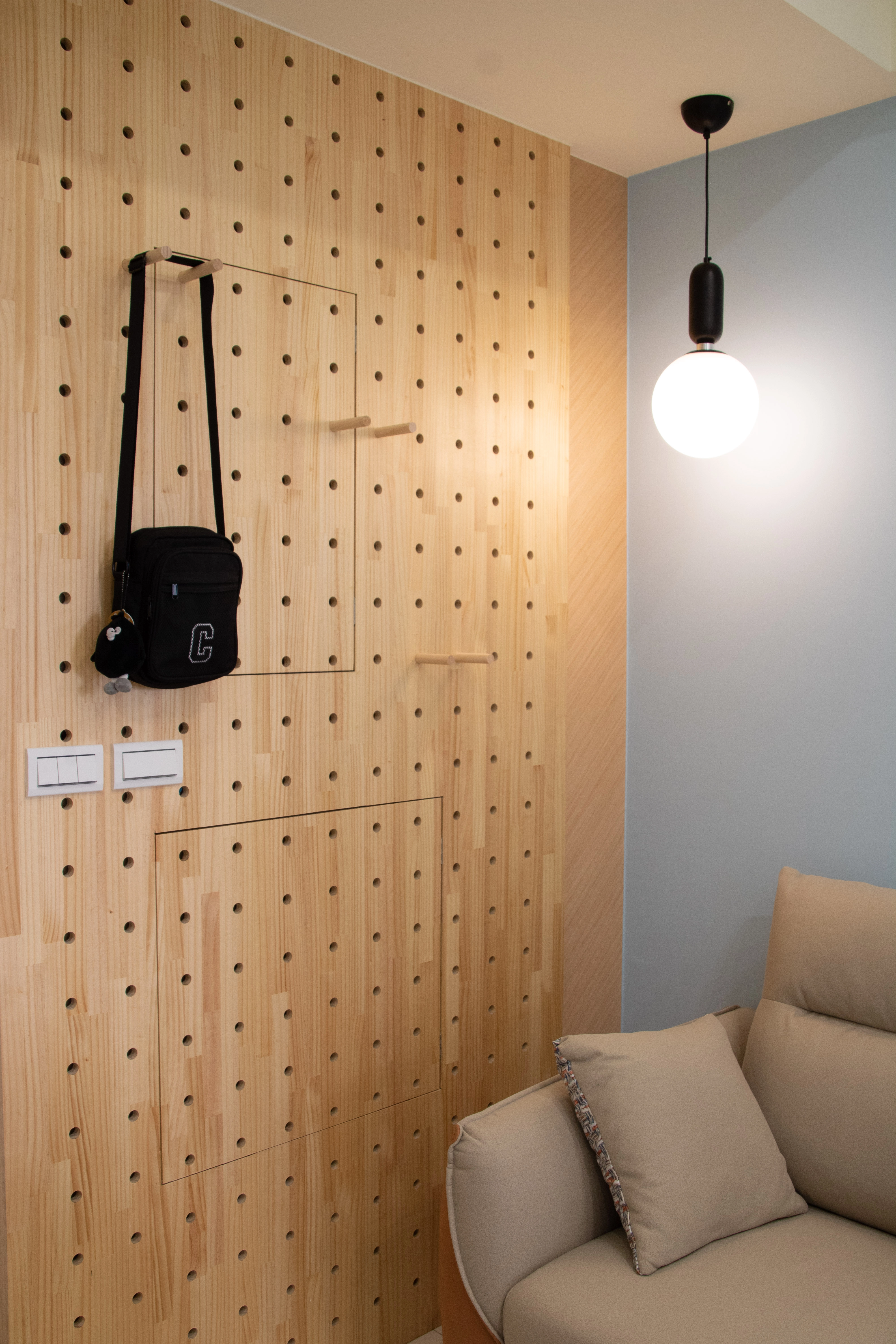 多功能機能巧思： 客廳洞洞板、主臥架高床與客臥書桌，提升空間的實用性。