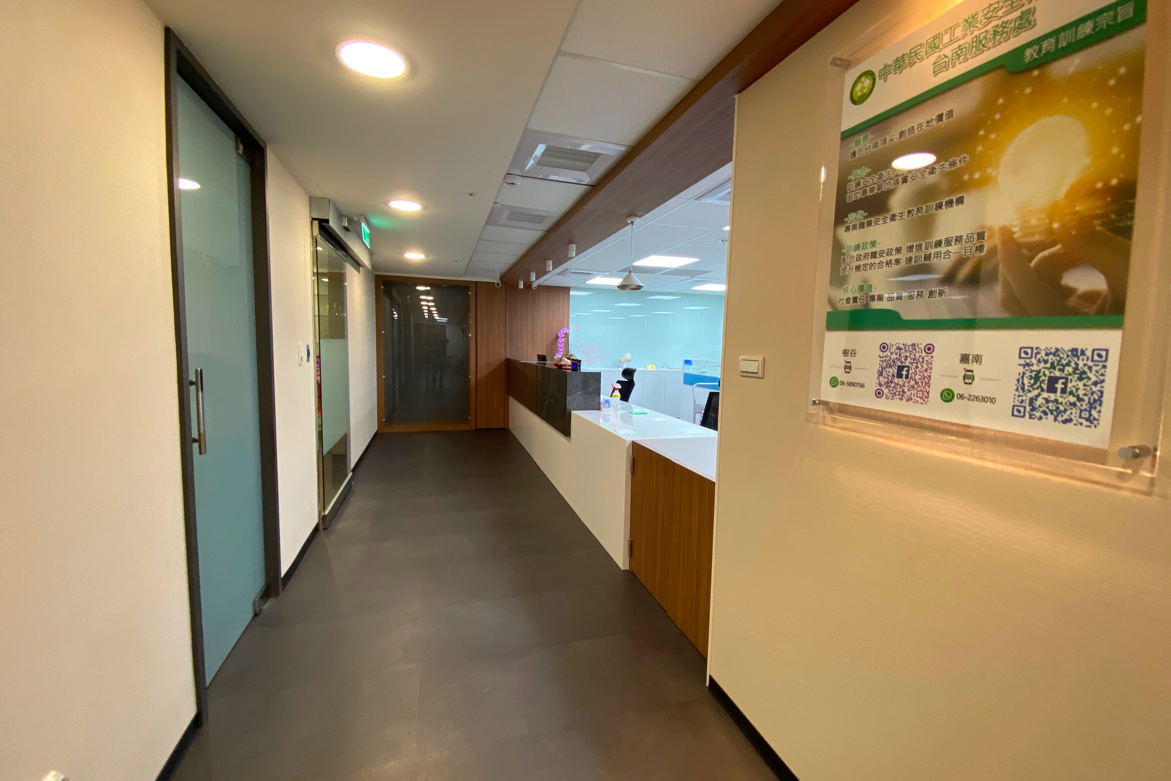 台南商空設計： 德盈以淺色調與木紋，打造明亮寬敞、舒適專業的高效能辦公環境。