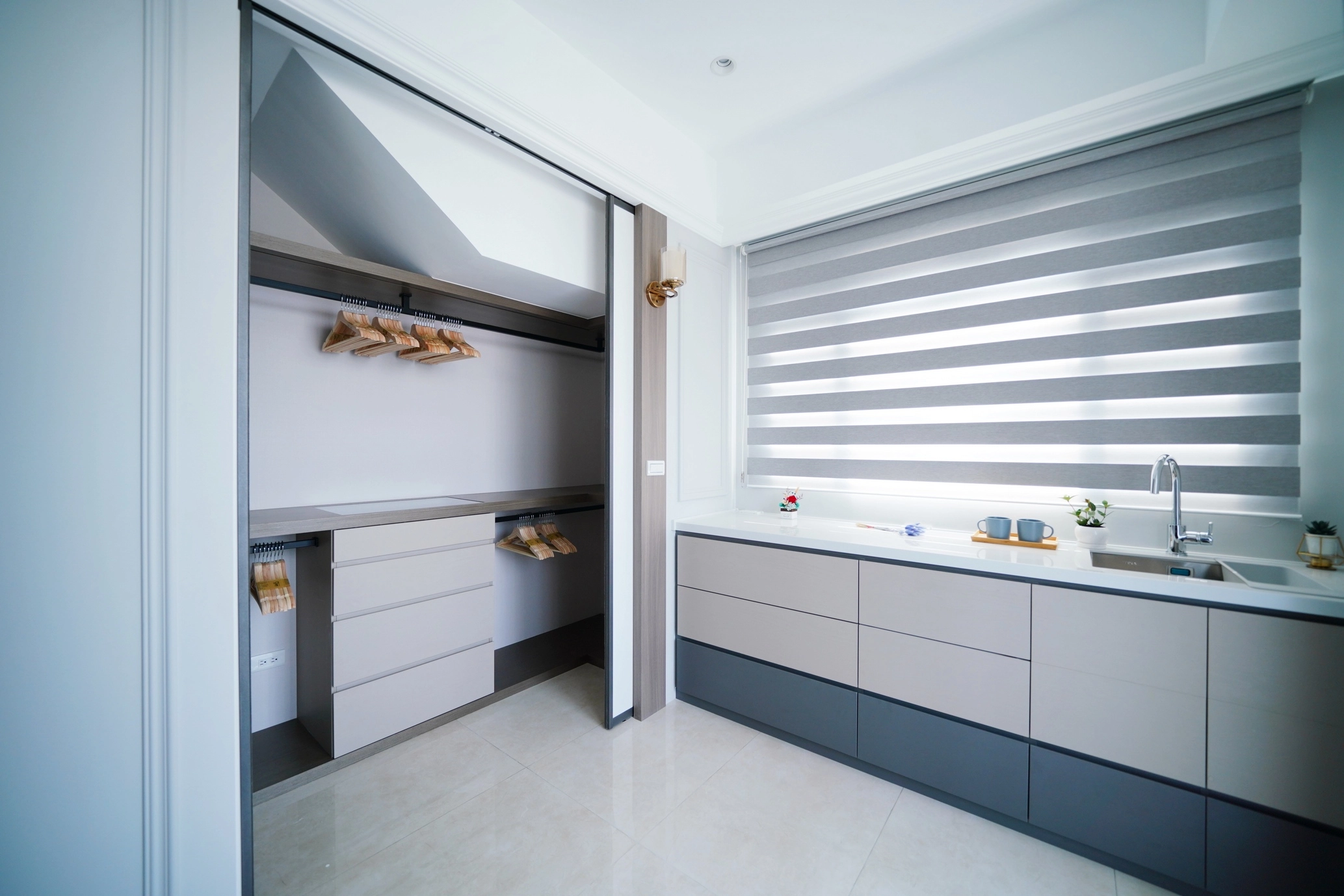 臥室配置量身訂製的系統衣櫃，在現代簡約中極大化空間儲物效益。