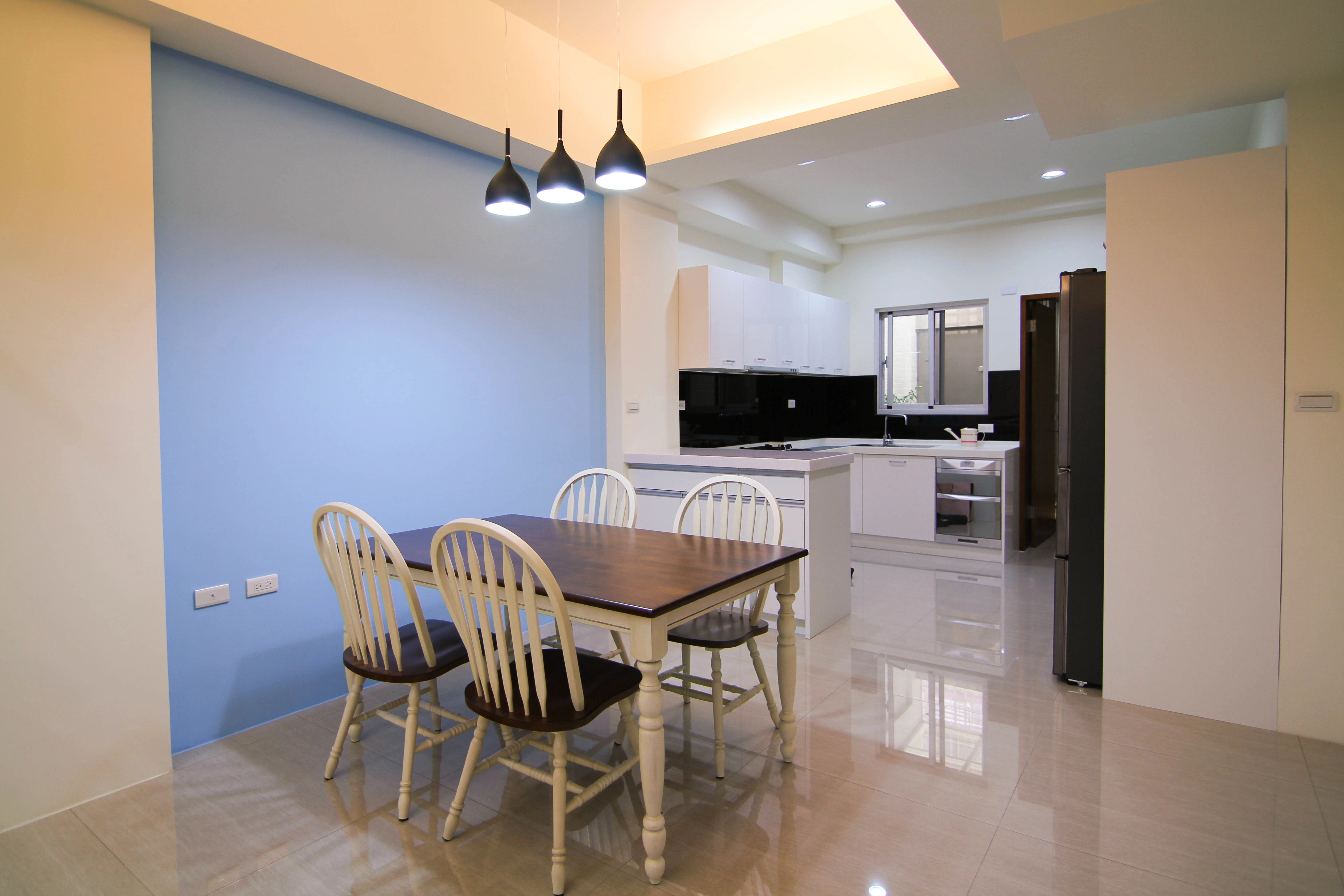 人造石檯面吧台矮櫃： 整合餐廚機能，打造家人交流核心。