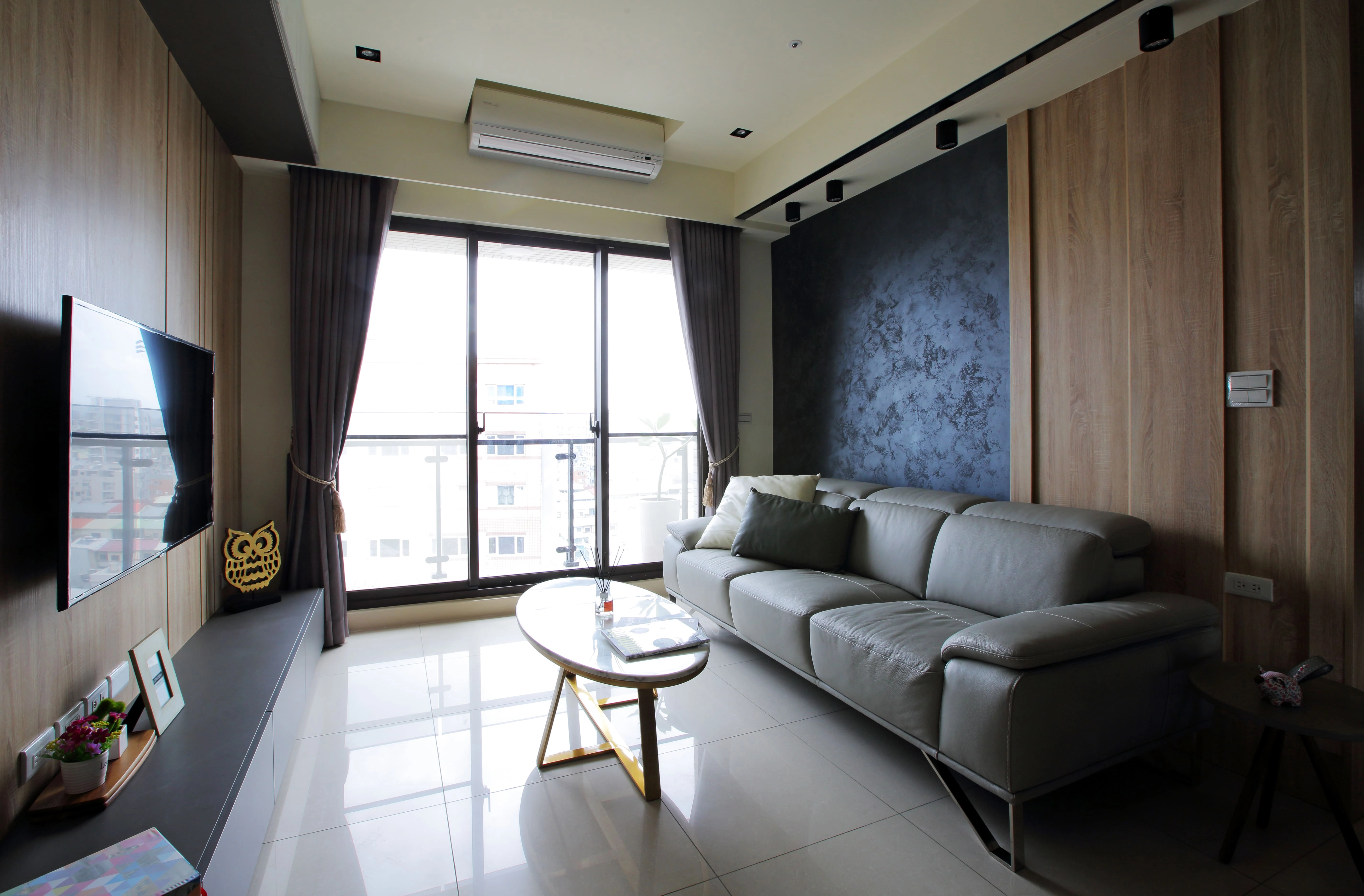 純黑系統電視矮櫃設計： 俐落線條完美融入空間，展現現代簡約風。