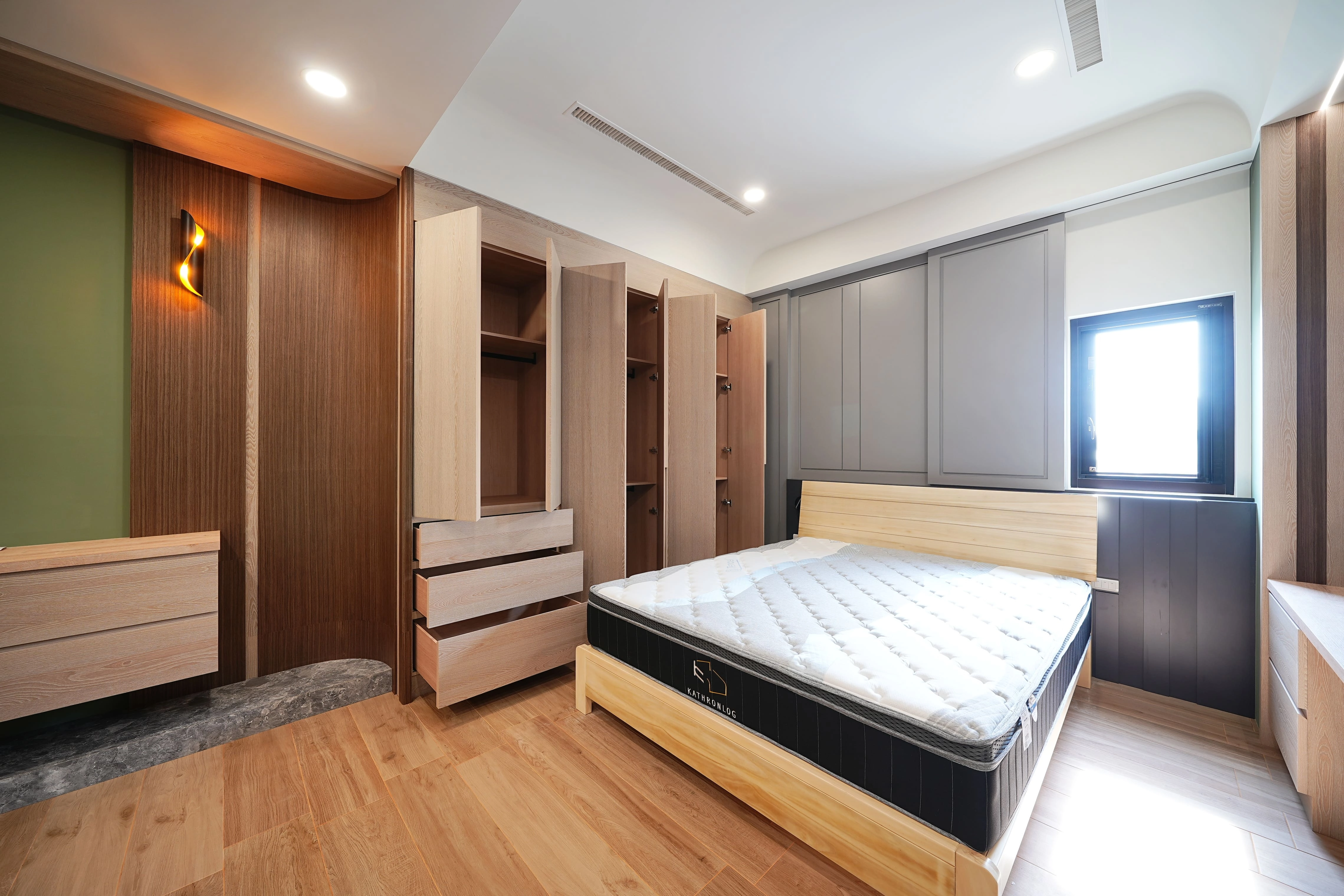 臥室系統衣櫃採頂天立地設計，極大化儲物機能並維持簡約俐落感。