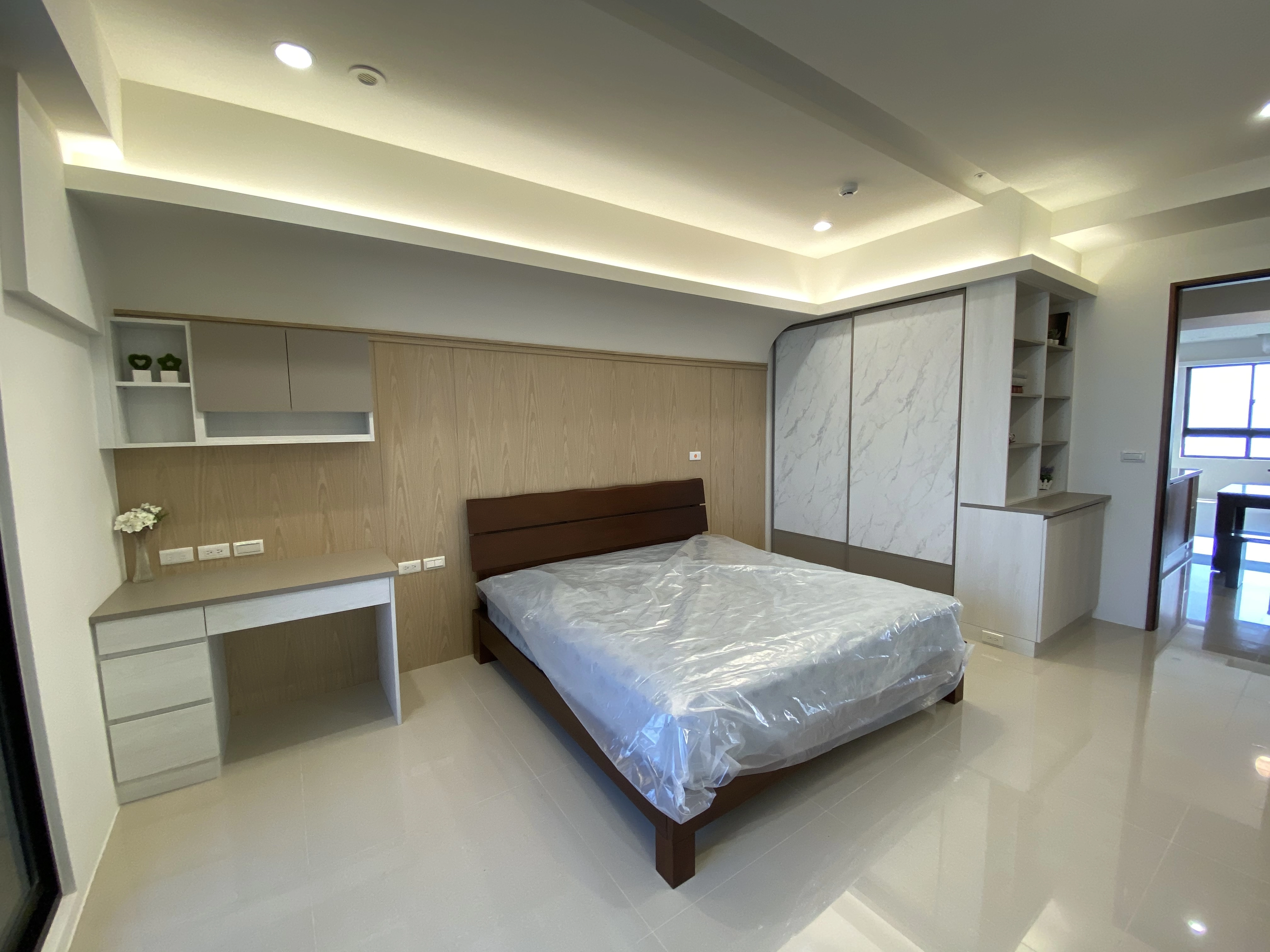 臥室機能全規劃,圓弧天花板溫馨,系統化妝台與書桌滿足日常儲物。