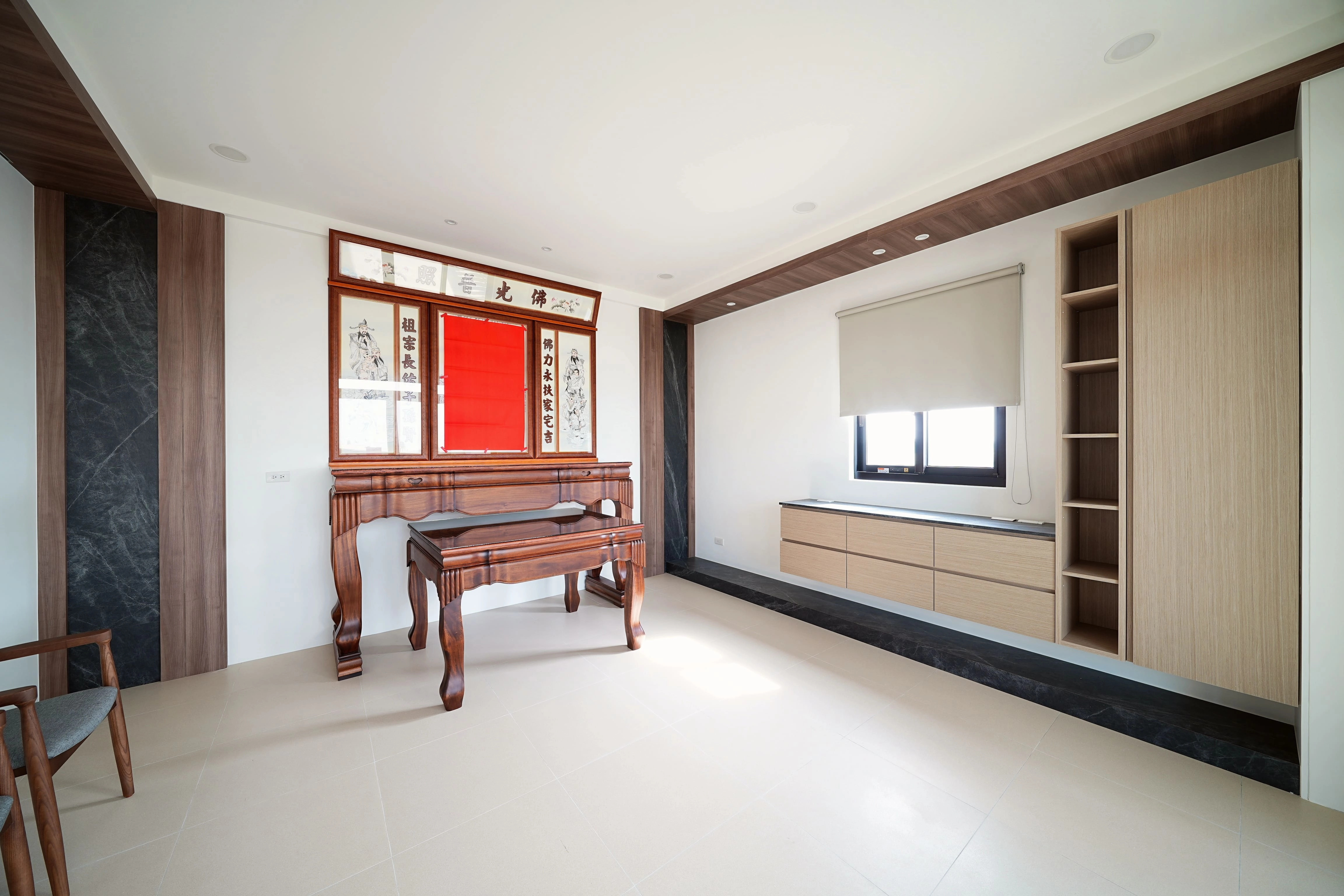 神明廳融合現代風格與莊重氛圍，客製化神明櫃設計既美觀又實用。