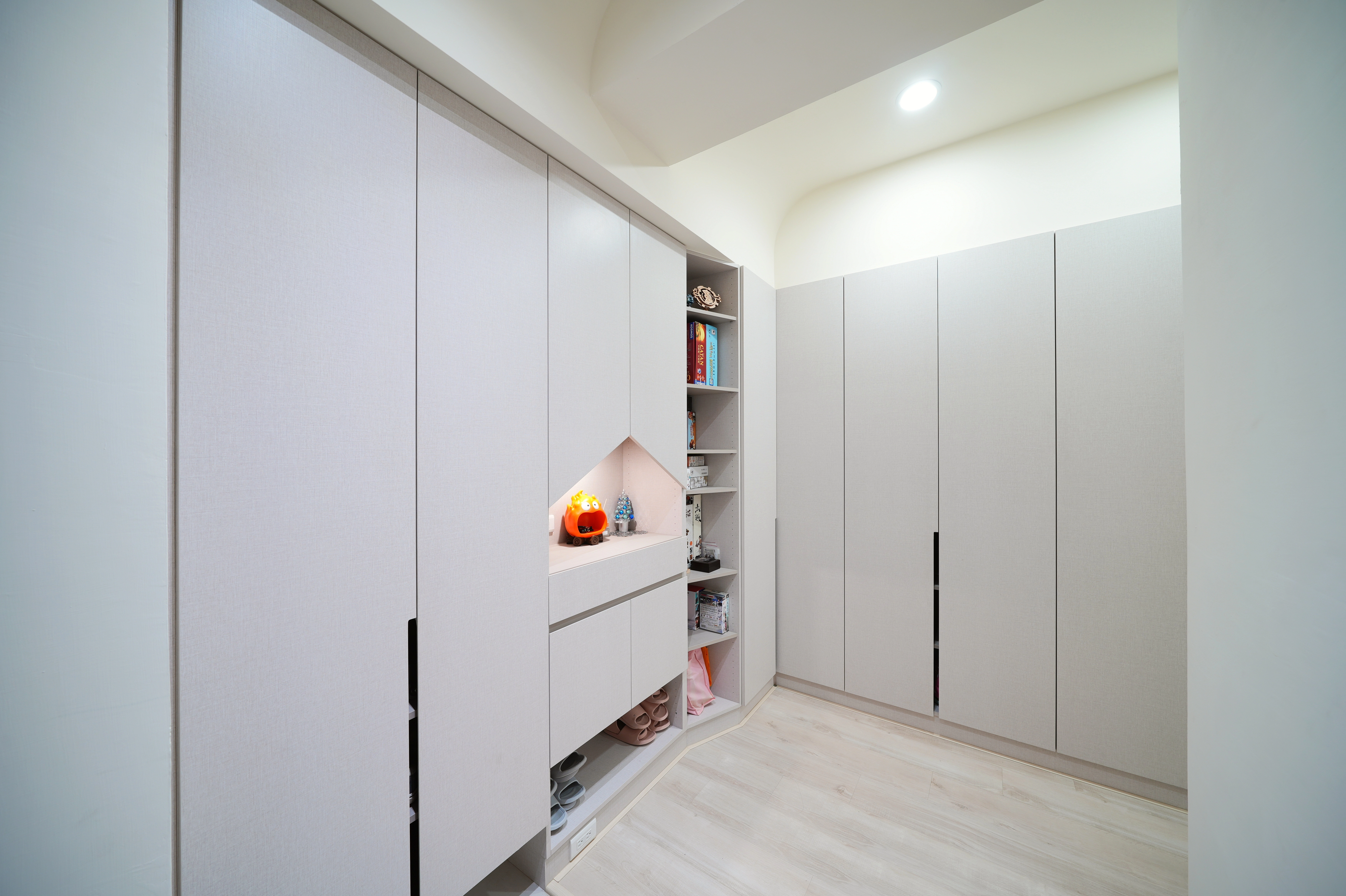 玄關系統L型收納櫃。廚房電器櫃設緩衝拉盤，主臥開門衣櫃，收納井然有序。