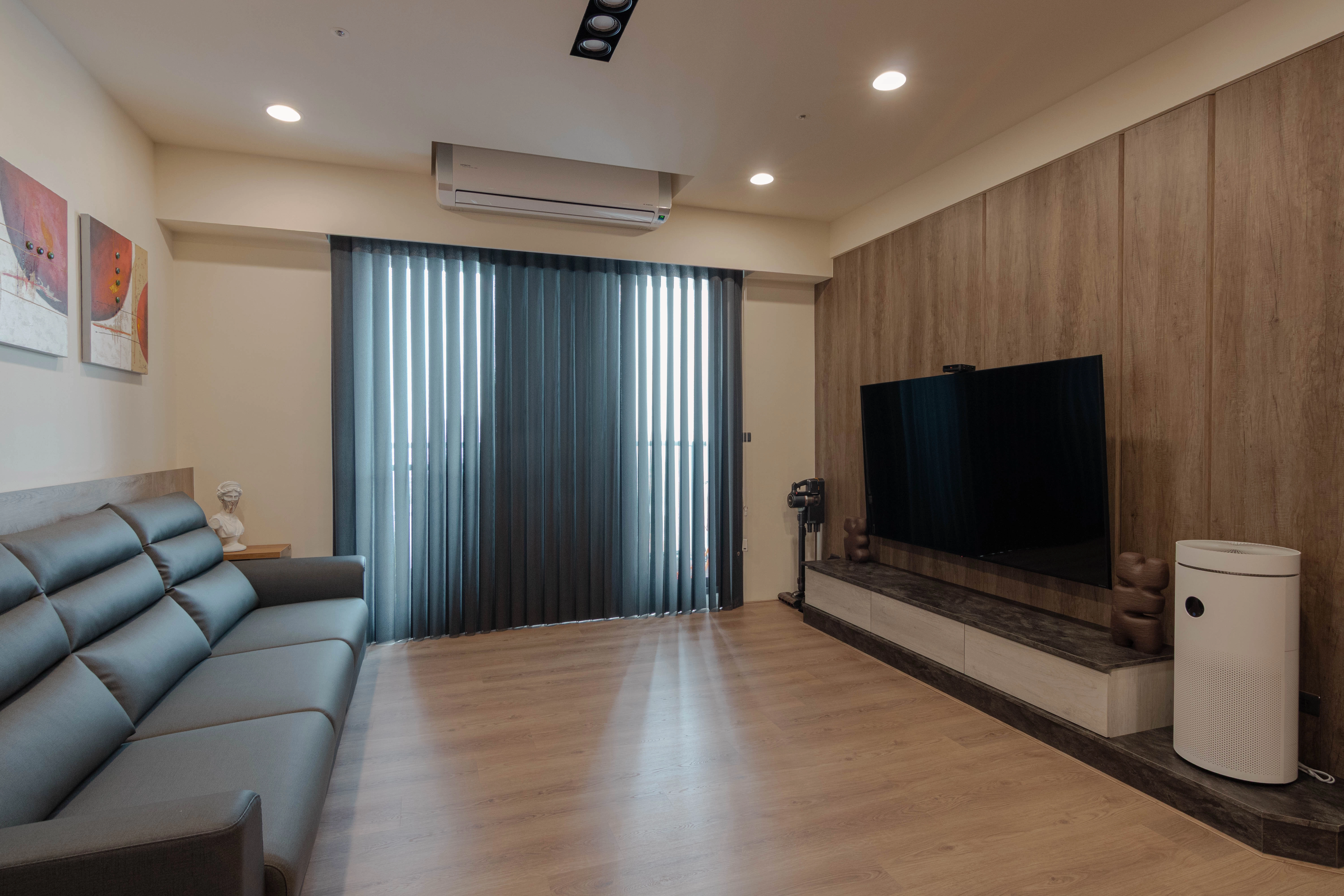 長輩安心宅。九份子室內設計案例，全室直舖超耐磨木地板與無銳角設計。